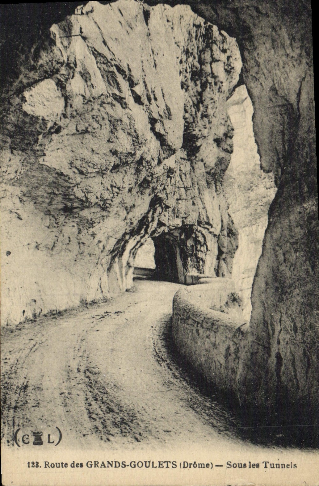 VINTAGE POSTCARD Road of the Great Narrow parts Under the Tunnels