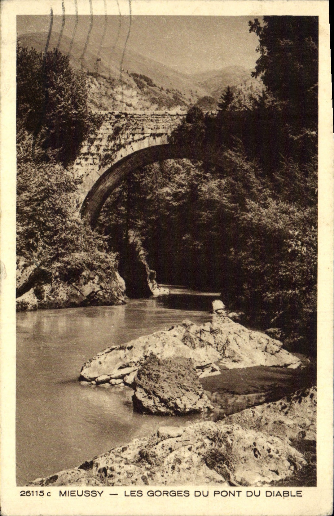Catarata de Mieussy de la POSTAL de la VENDIMIA del puente del diablo
