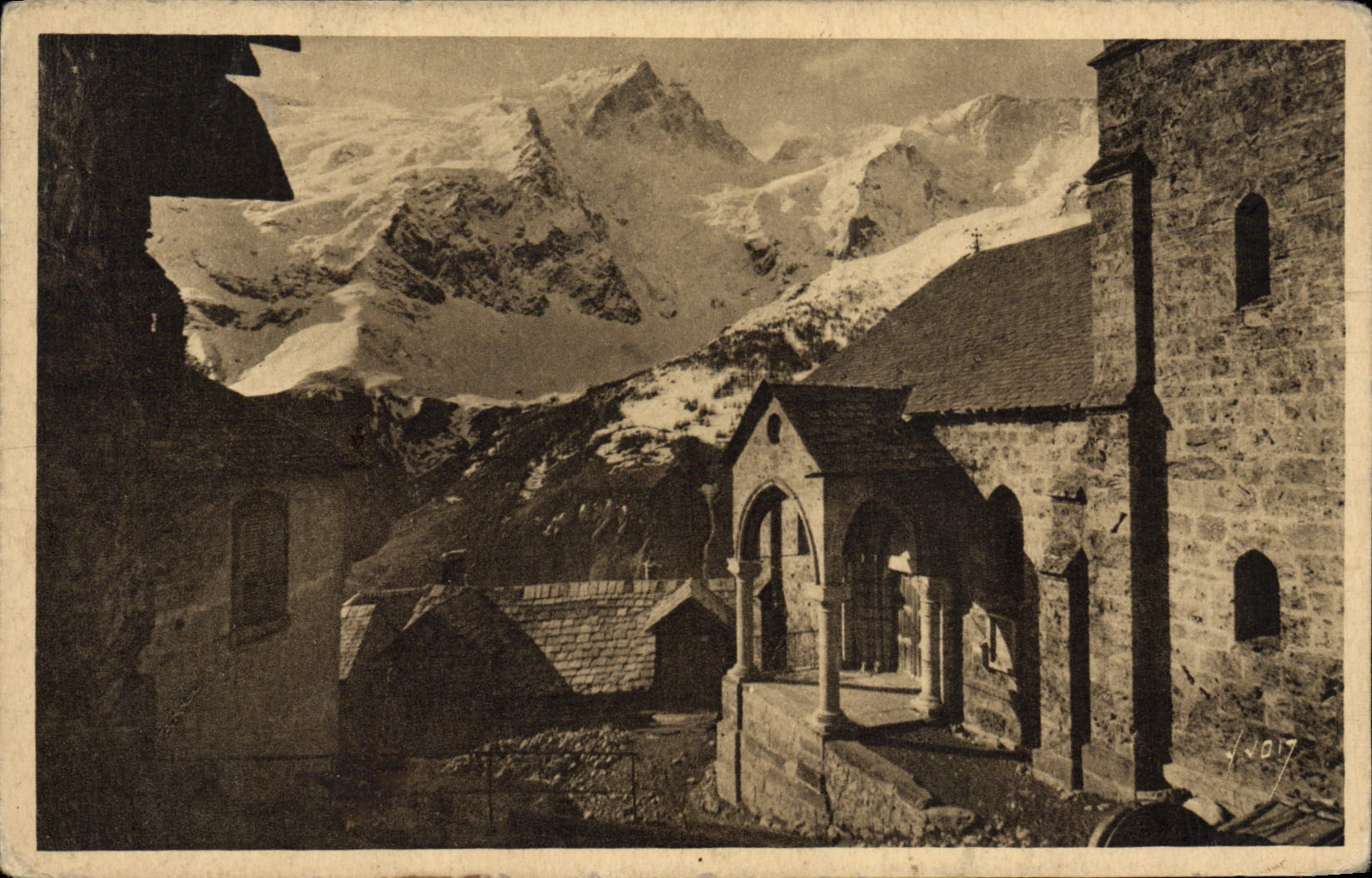 POSTAL de la VENDIMIA las montan@as Meije visto de la iglesia romántica de la mujer mayor de las terrazas de la aldea