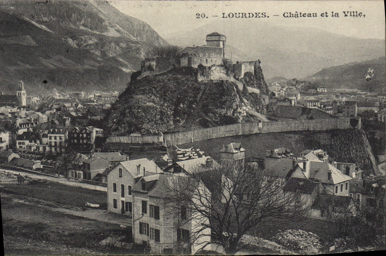 VINTAGE POSTCARD Heavy Castle and the city