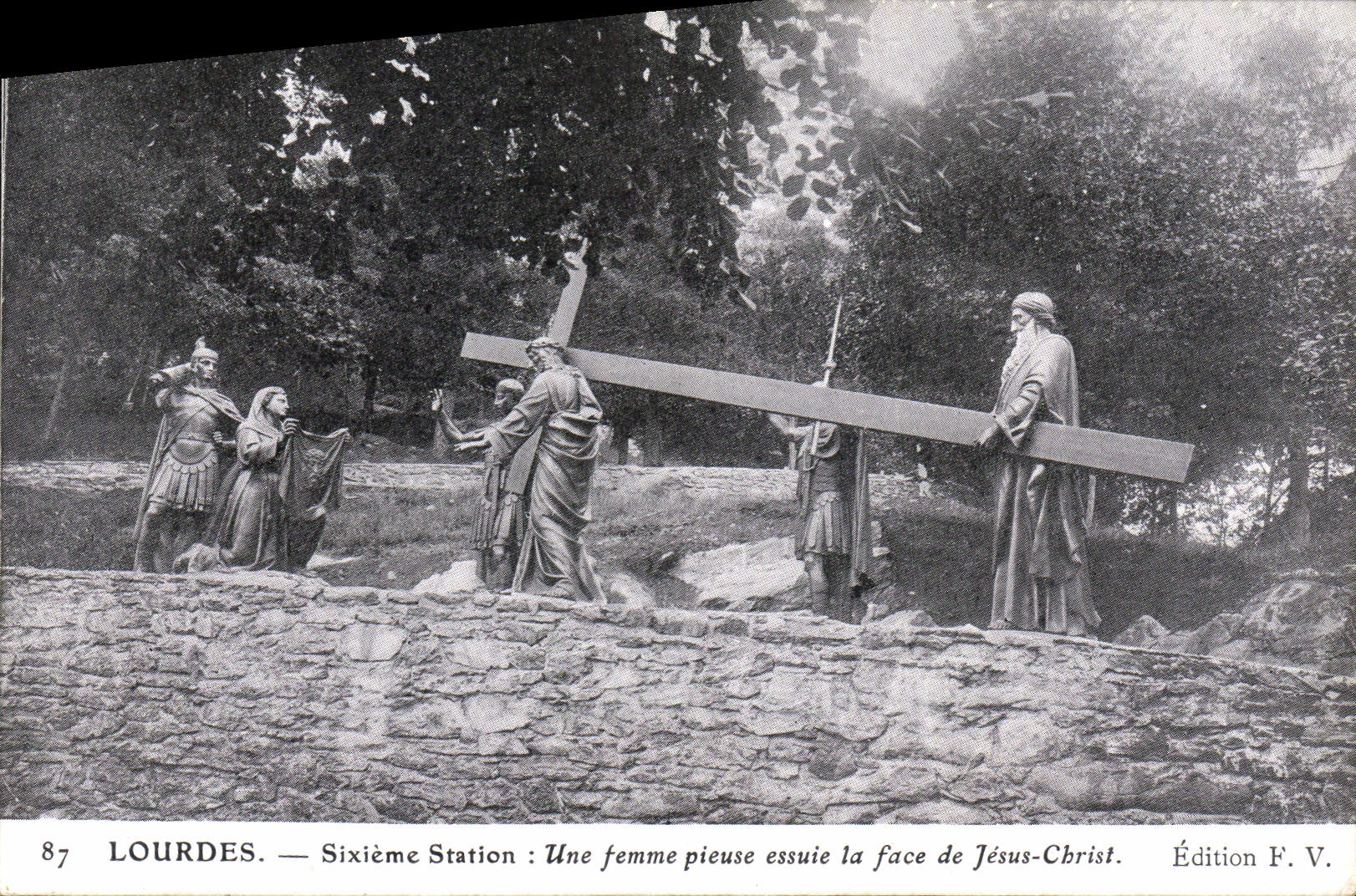 VINTAGE POSTCARD Heavy Sixth Station a pious woman essuie the face of Jesus Christ