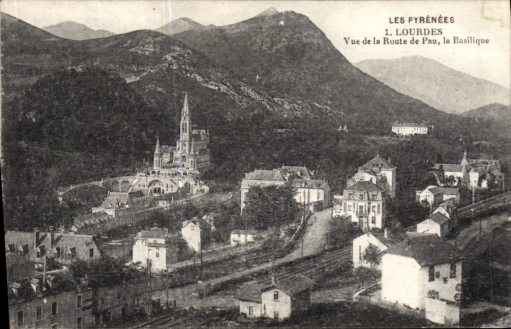 VINTAGE POSTCARD Heavy Sight of the Road of Pau the Basilica
