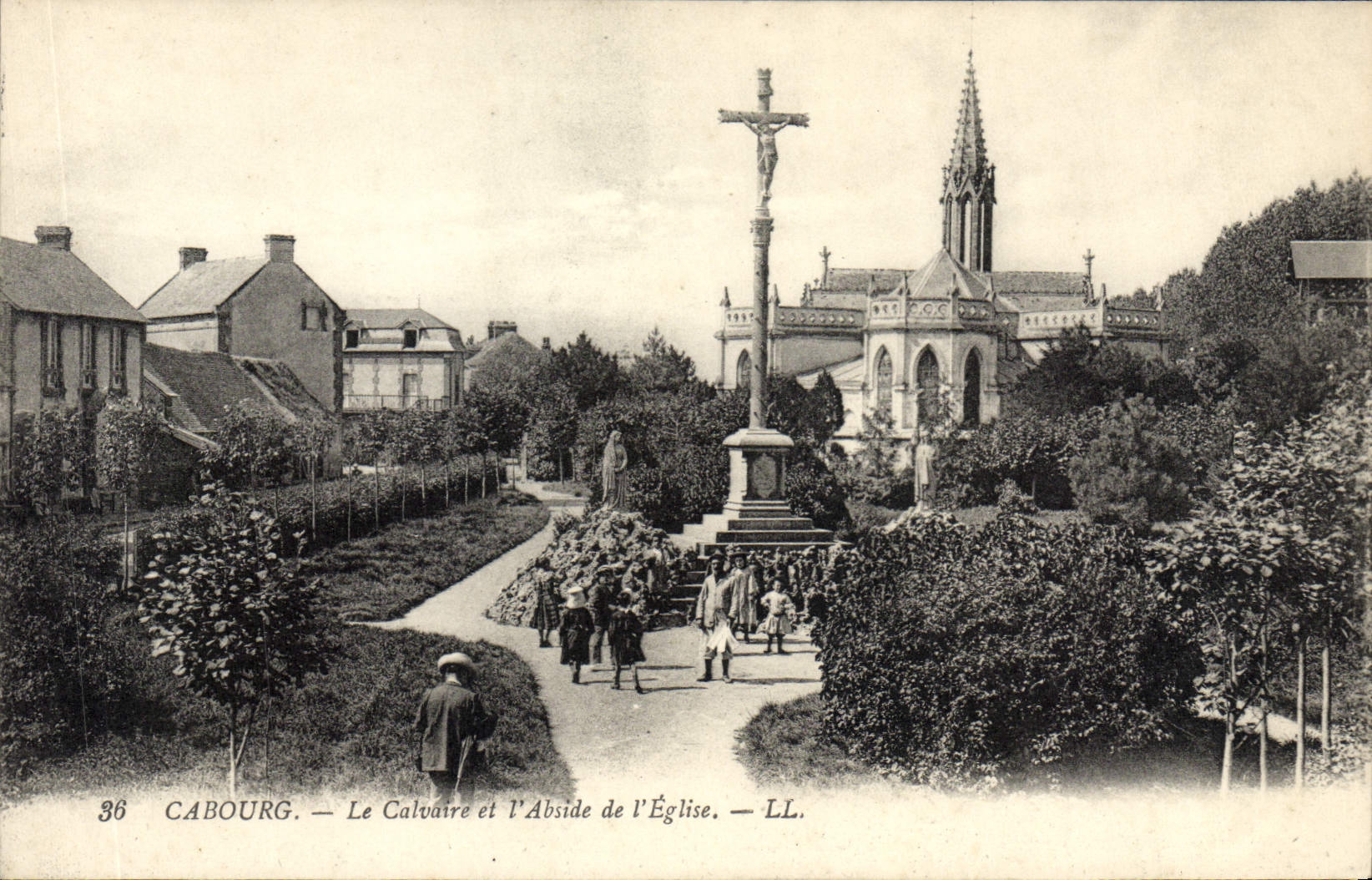 CPA Cabourg Le Calvaire et l'Abside de l'Eglise