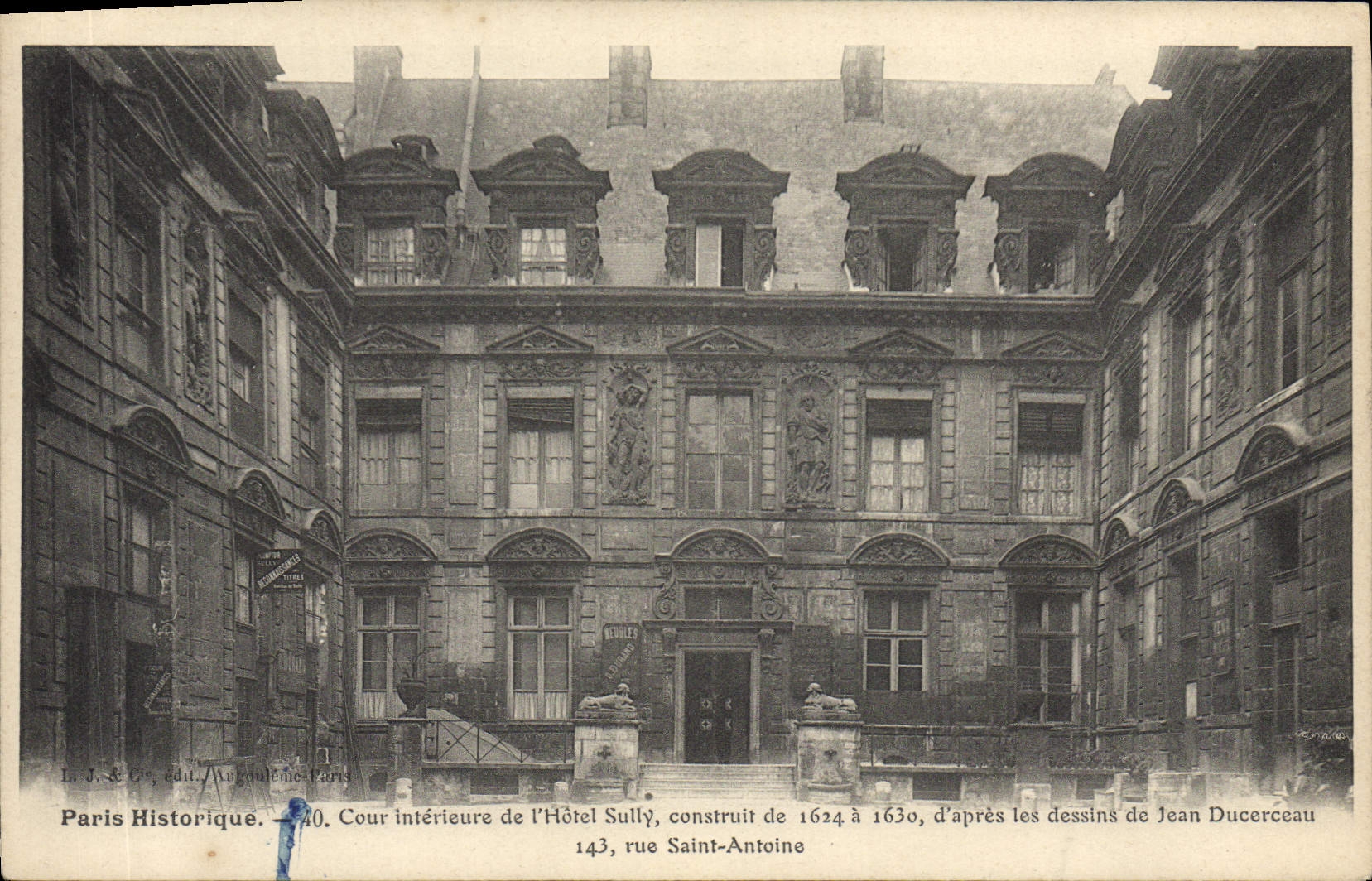 CPA Paris Historique Cour Interieure de l'Hotel Sully 