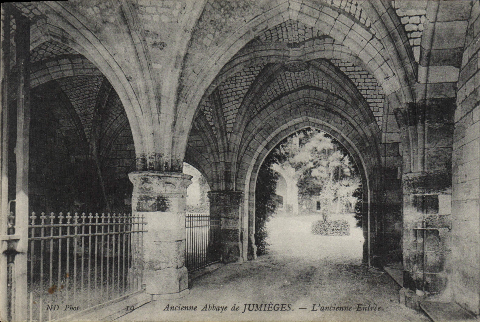 CPA Ancienne Abbaye de Jumieges L'ancienne Entree