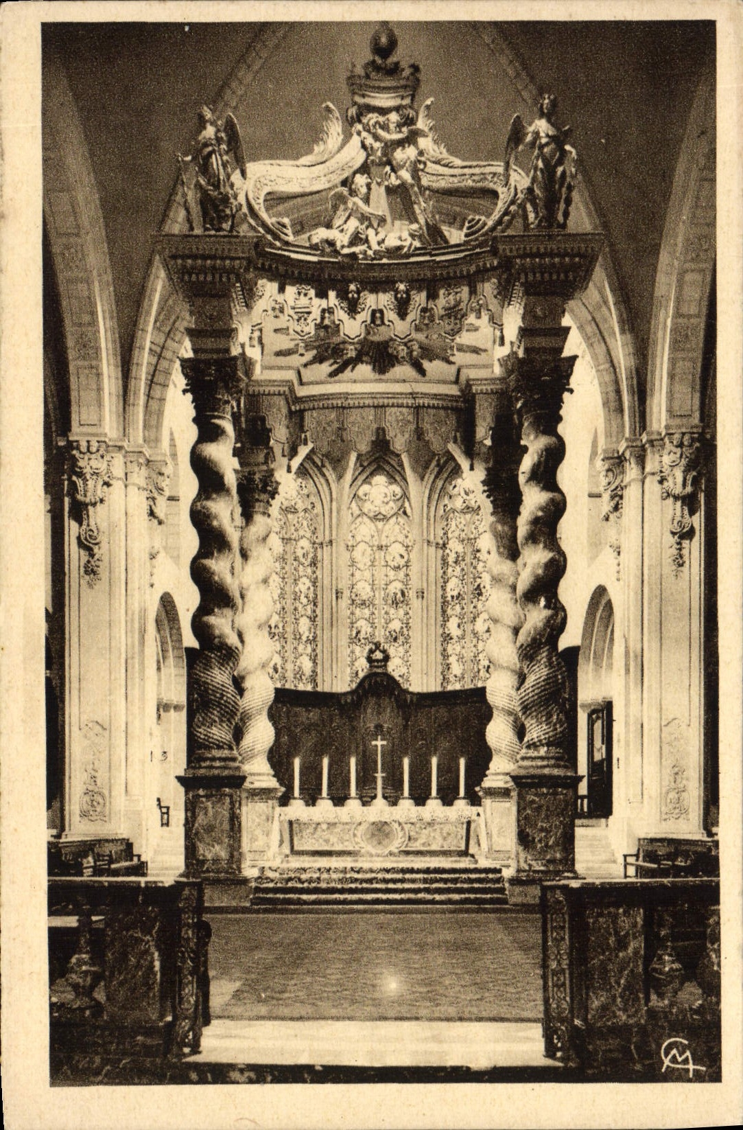 La POSTAL Verdún de la VENDIMIA su ciborio de la catedral con las columnas de mármol replica el del Saint Pierre de Roma