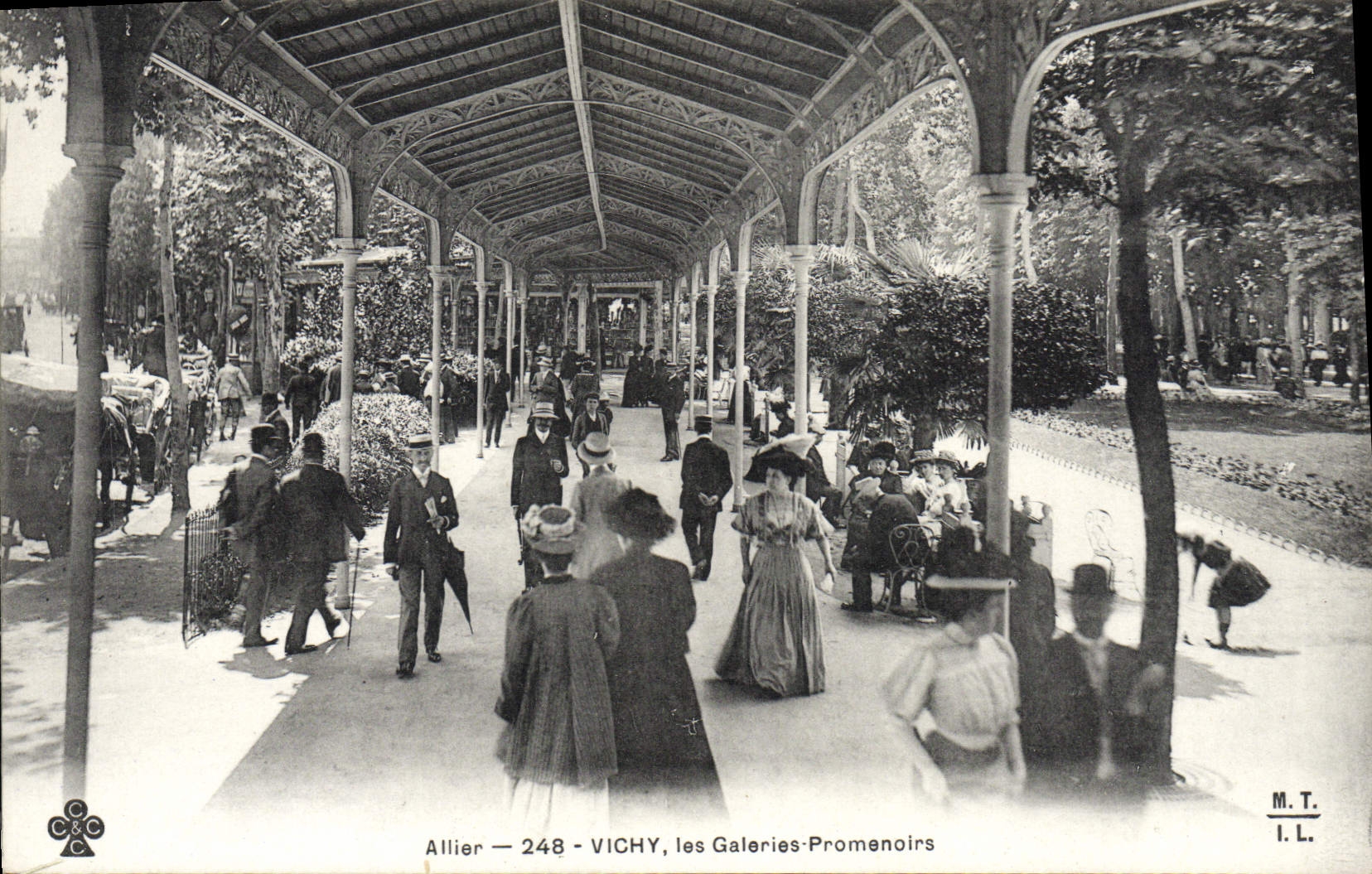 CPA Vichy Les Galeries Promenoirs