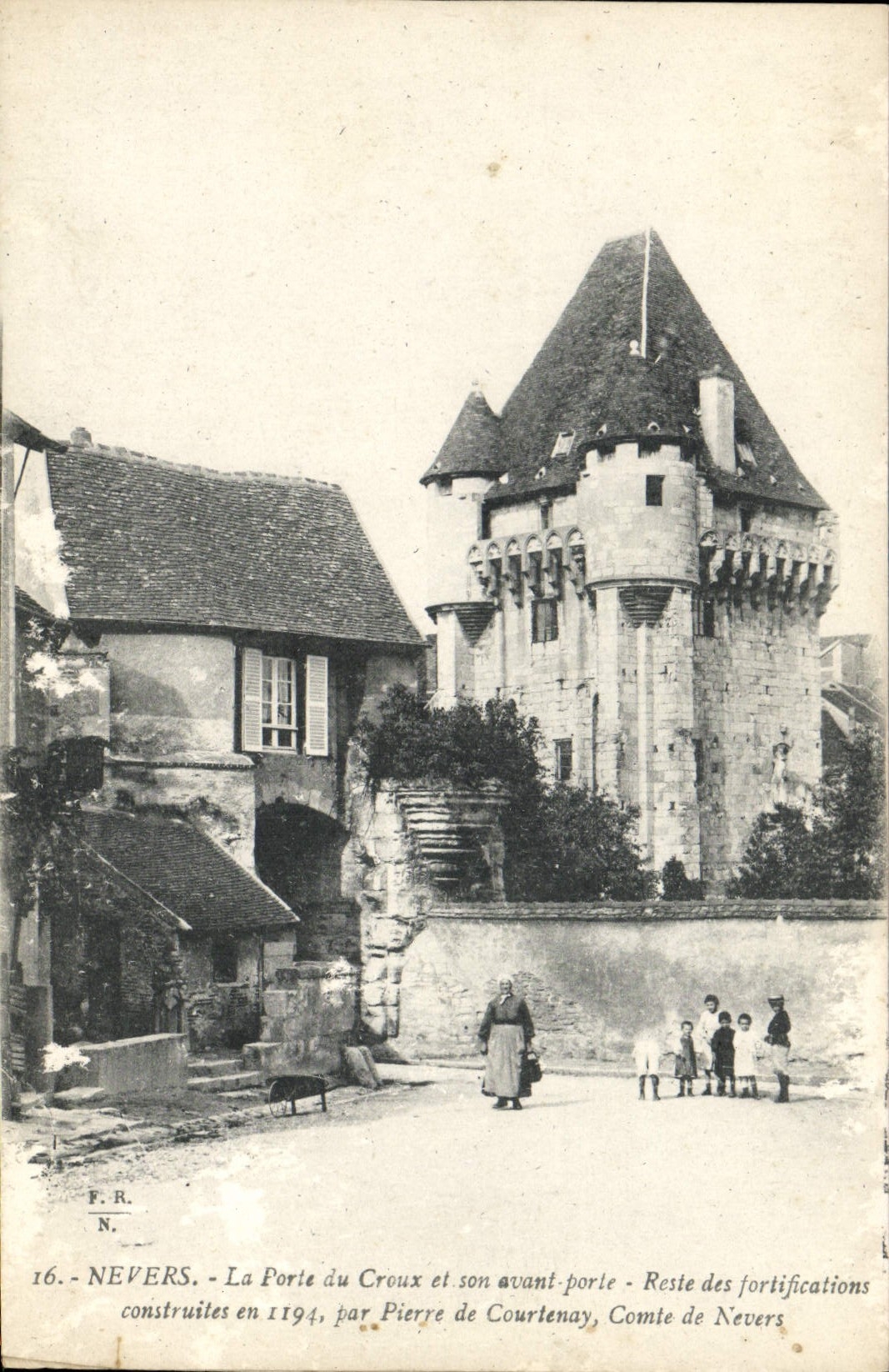 La POSTAL Nevers de la VENDIMIA la puerta de Croux y su antes de puerta sigue siendo fortalecimientos