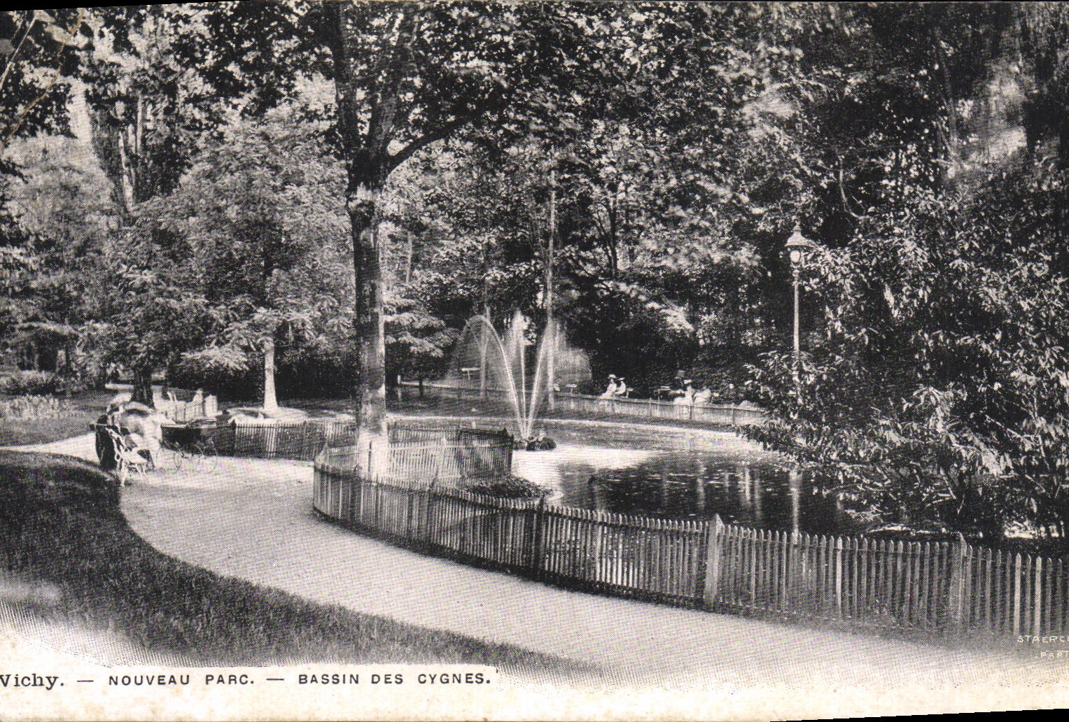 VINTAGE POSTCARD Vichy New Park Basin of the Swans