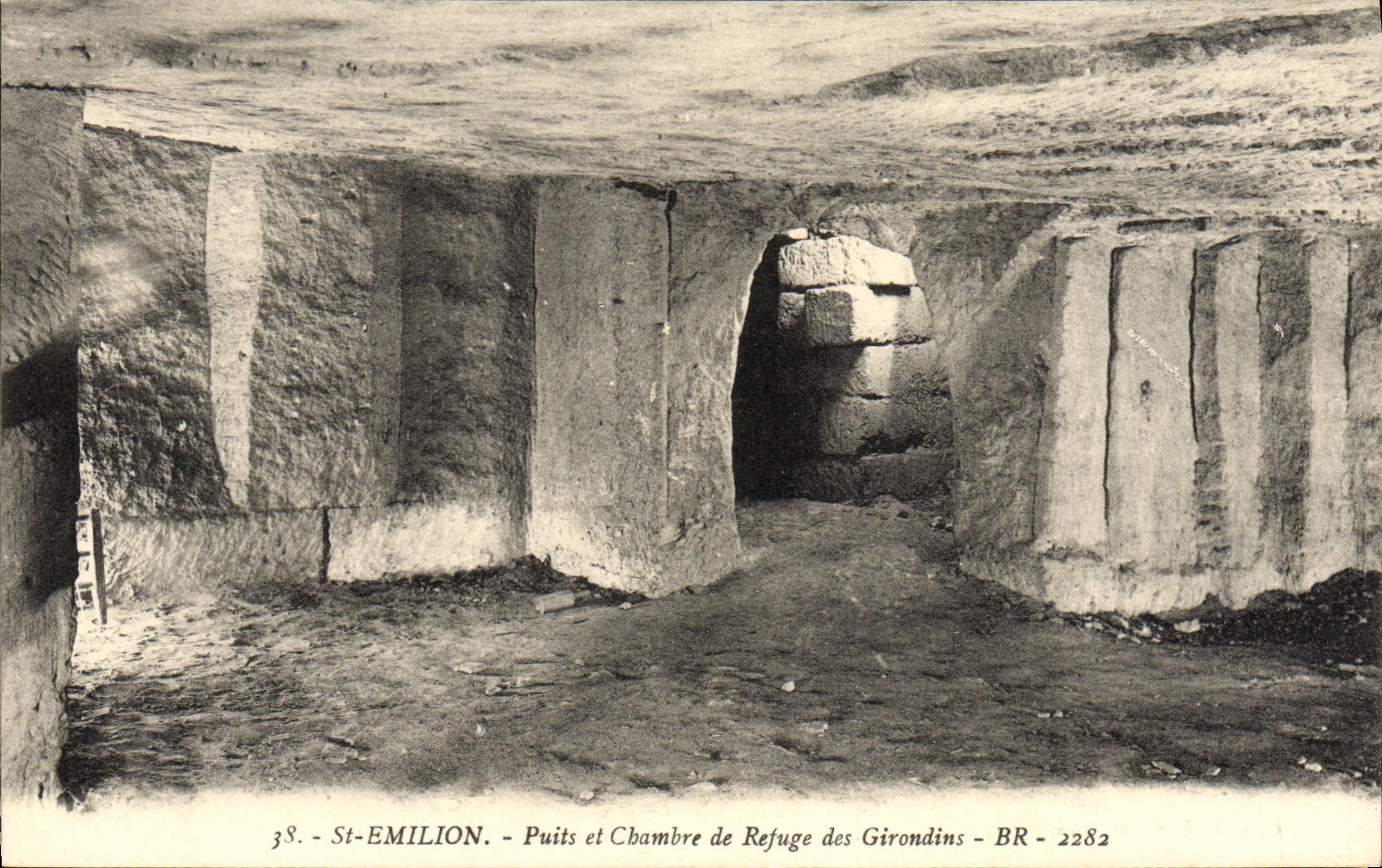 VINTAGE POSTCARD Holy Emilion Well and Chambre of Refuge Of the Of Gironde ones
