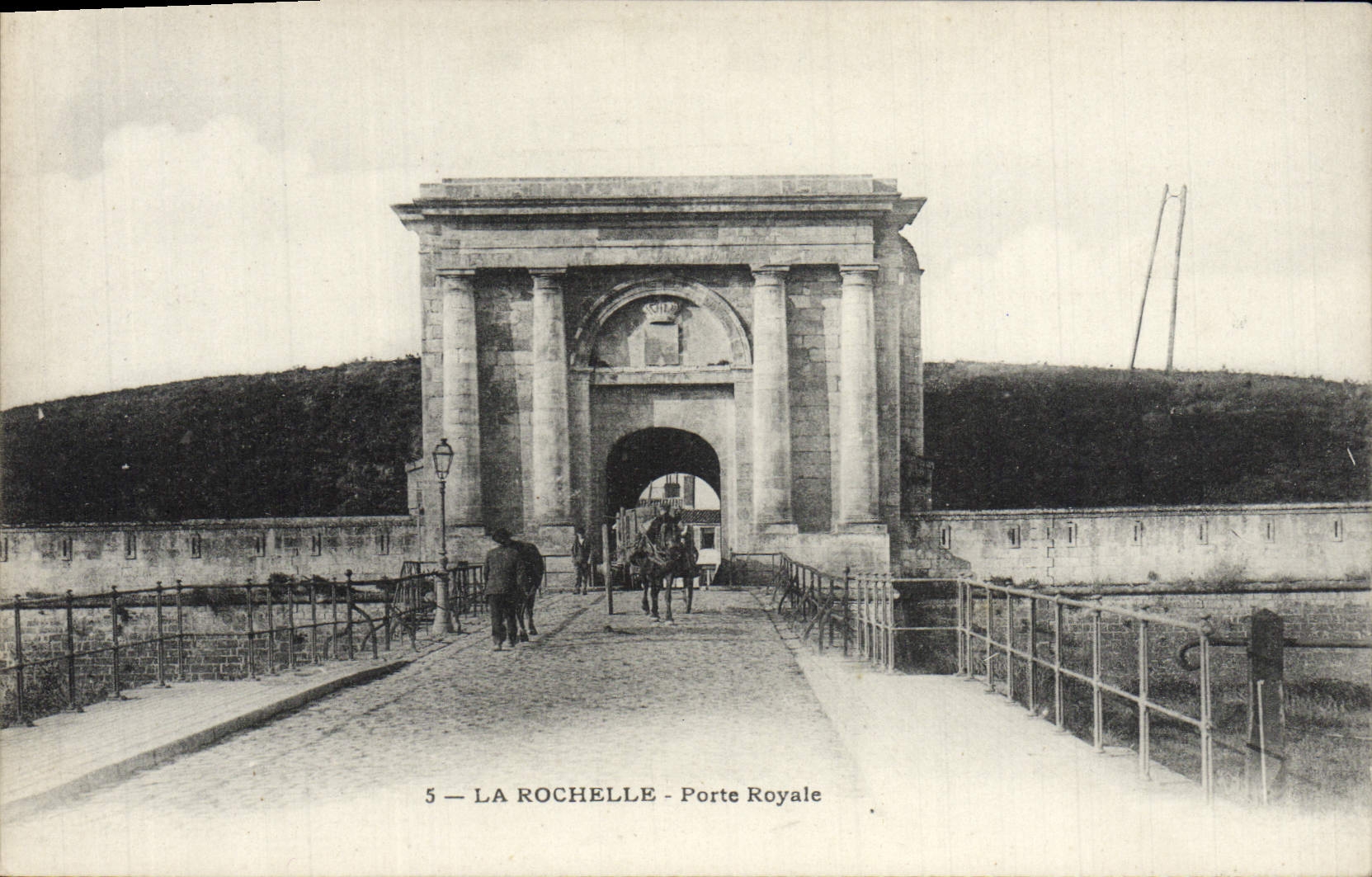 VINTAGE POSTCARD La Rochelle Carries Royal