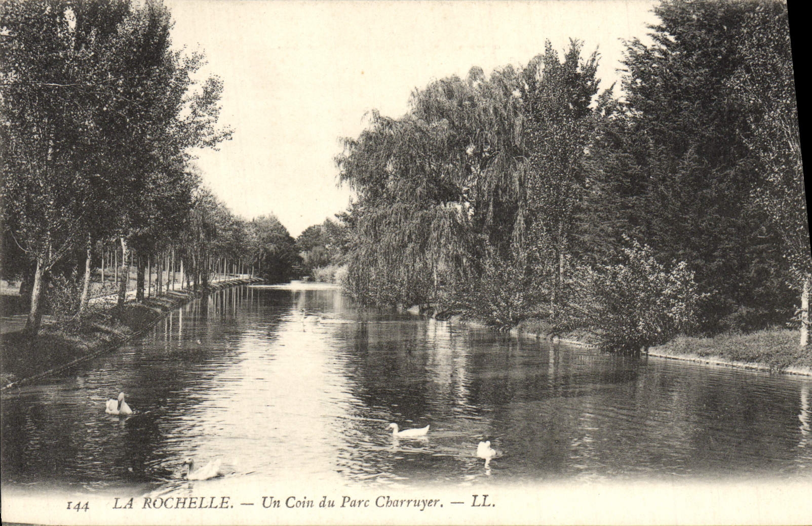 POSTAL La Rochelle de la VENDIMIA una esquina del parque de Charruyer