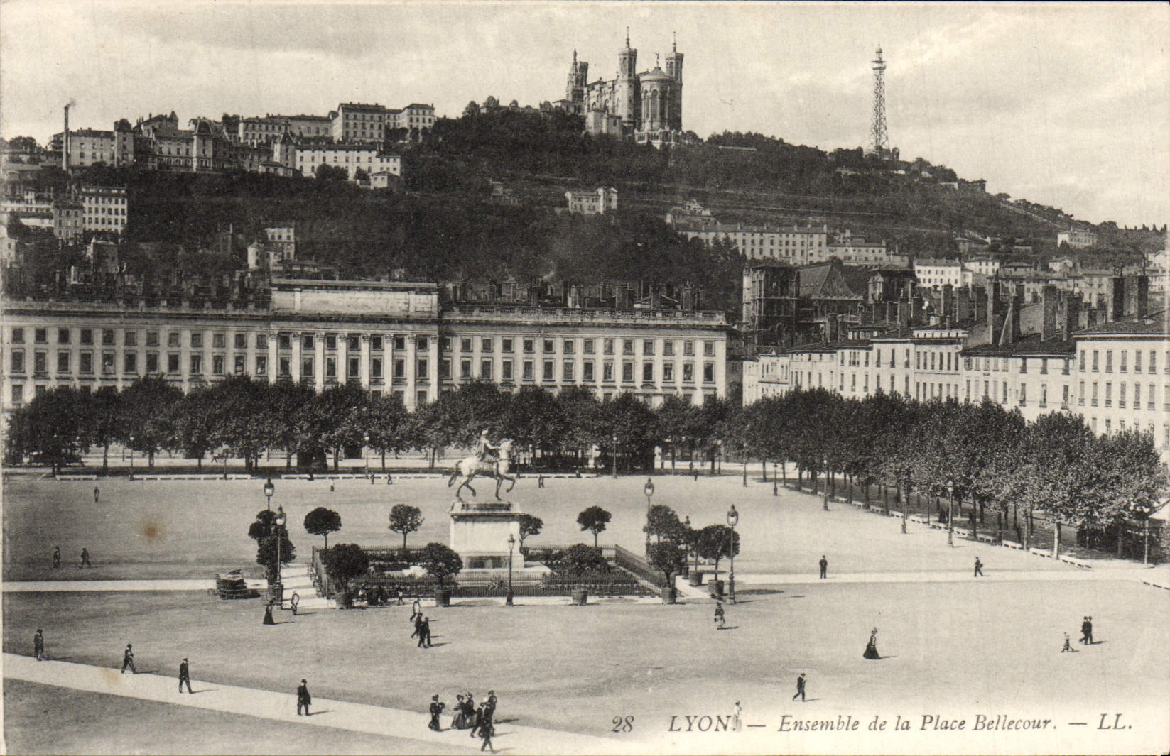 CPA Lyon Ensemble de la Place Bellecour
