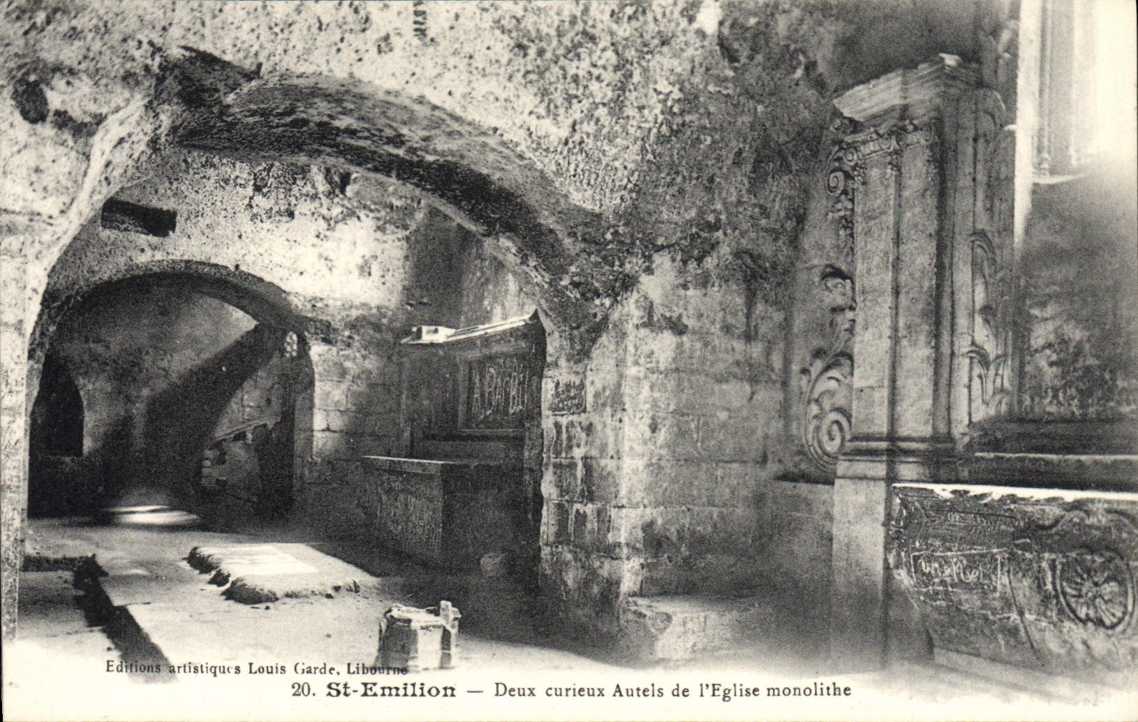 CPA Saint Emilion Deux curieux Autels de L'Eglise Monolithe