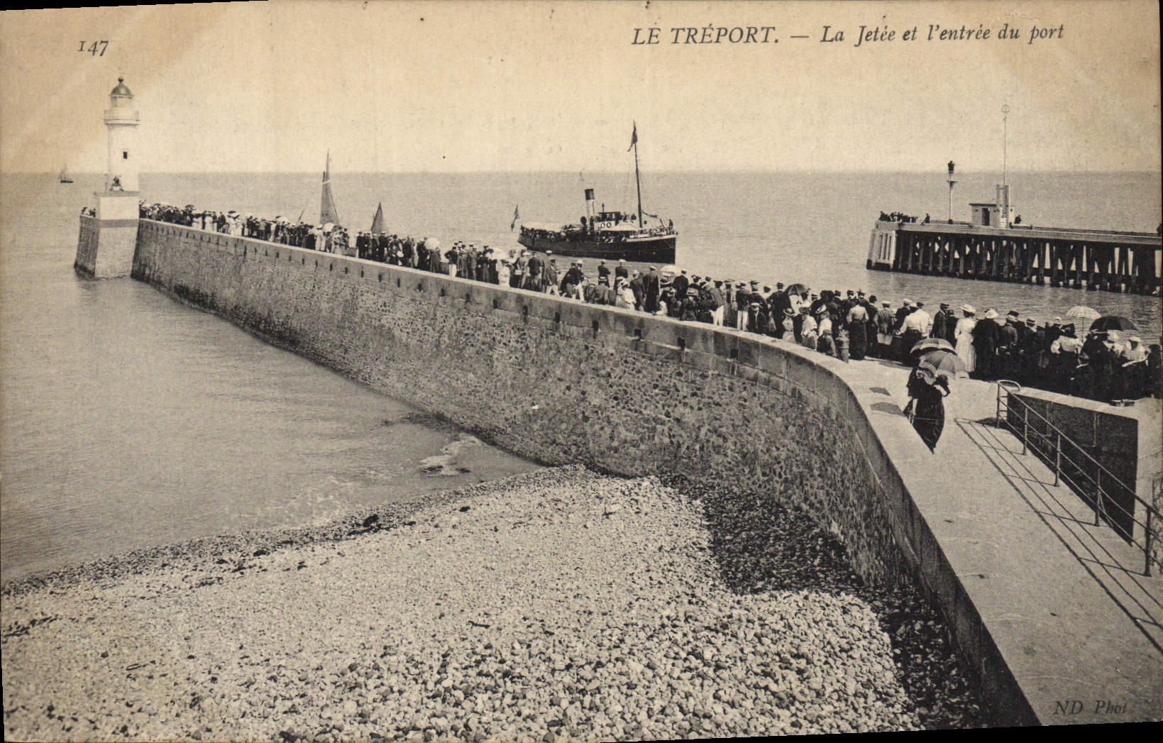 POSTAL Treport de la VENDIMIA el embarcadero y la entrada del faro portuario del barco