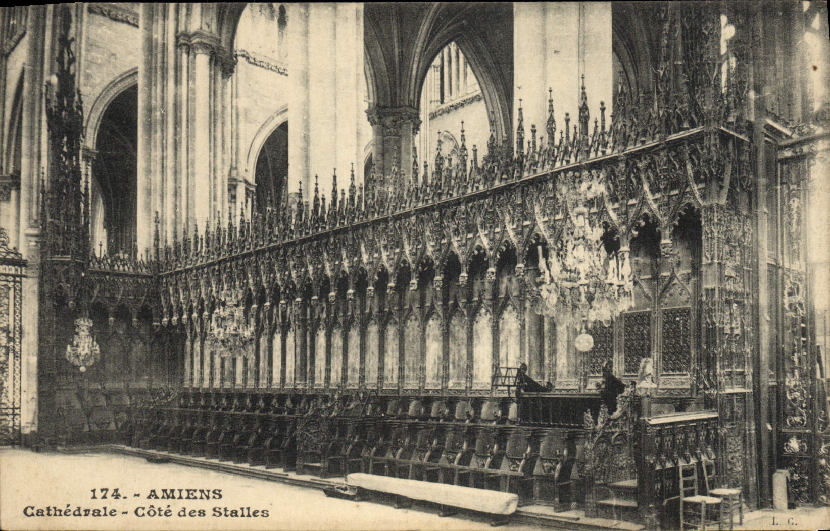 VINTAGE POSTCARD Amiens Cathedrale Dimensions stalls