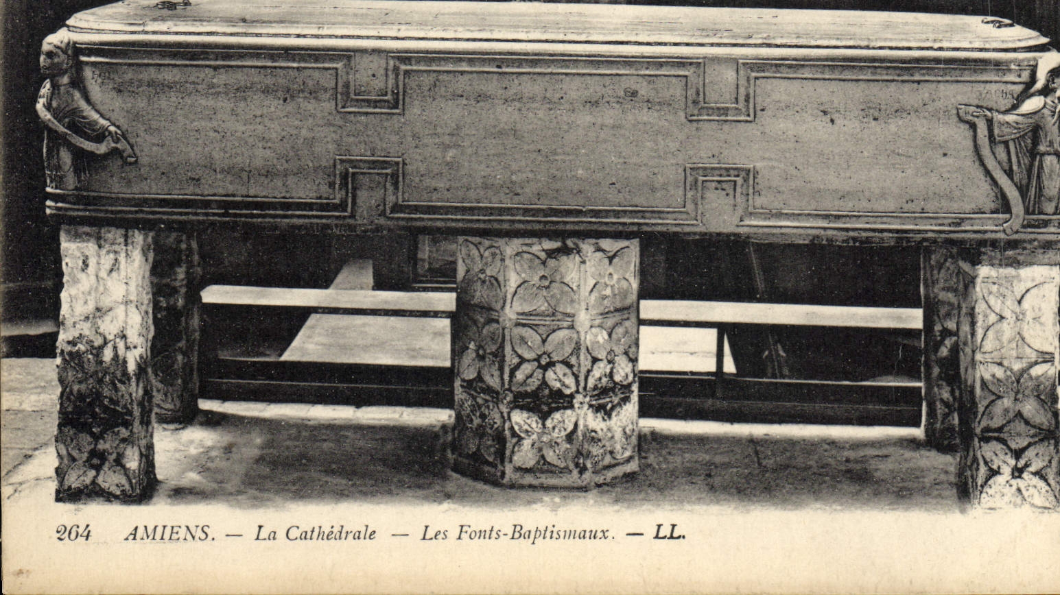 CPA Amiens La Cathedrale Les Fonts baptismaux