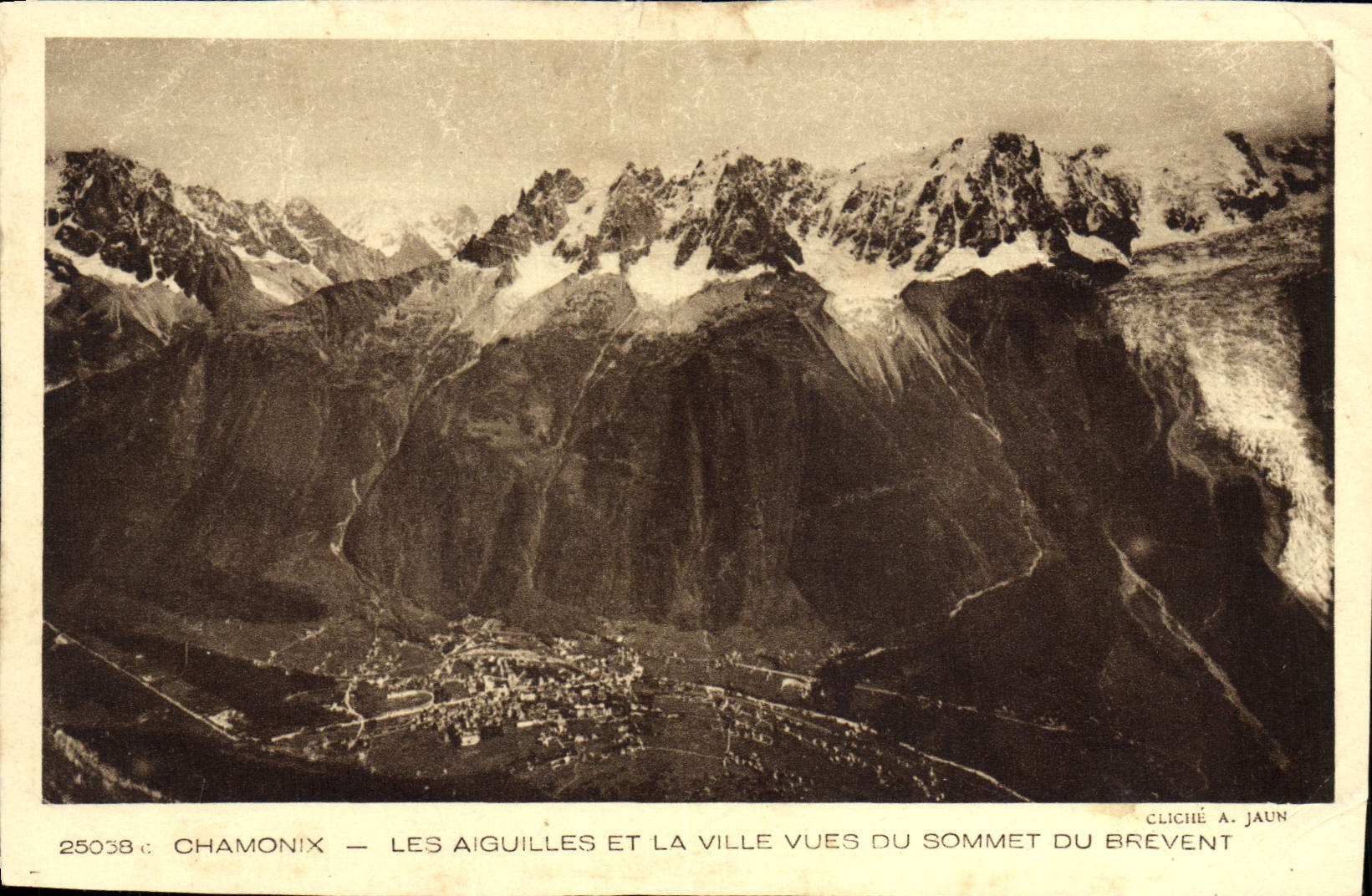 Agujas de Chamonix de la POSTAL de la VENDIMIA y la ciudad vista de la cumbre de Brevent