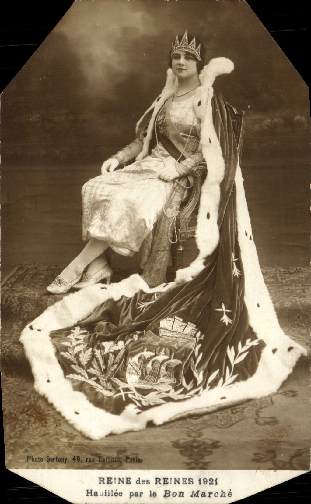 VINTAGE POSTCARD Reine Of Queens 1921 Equips by Good March Femme Boat