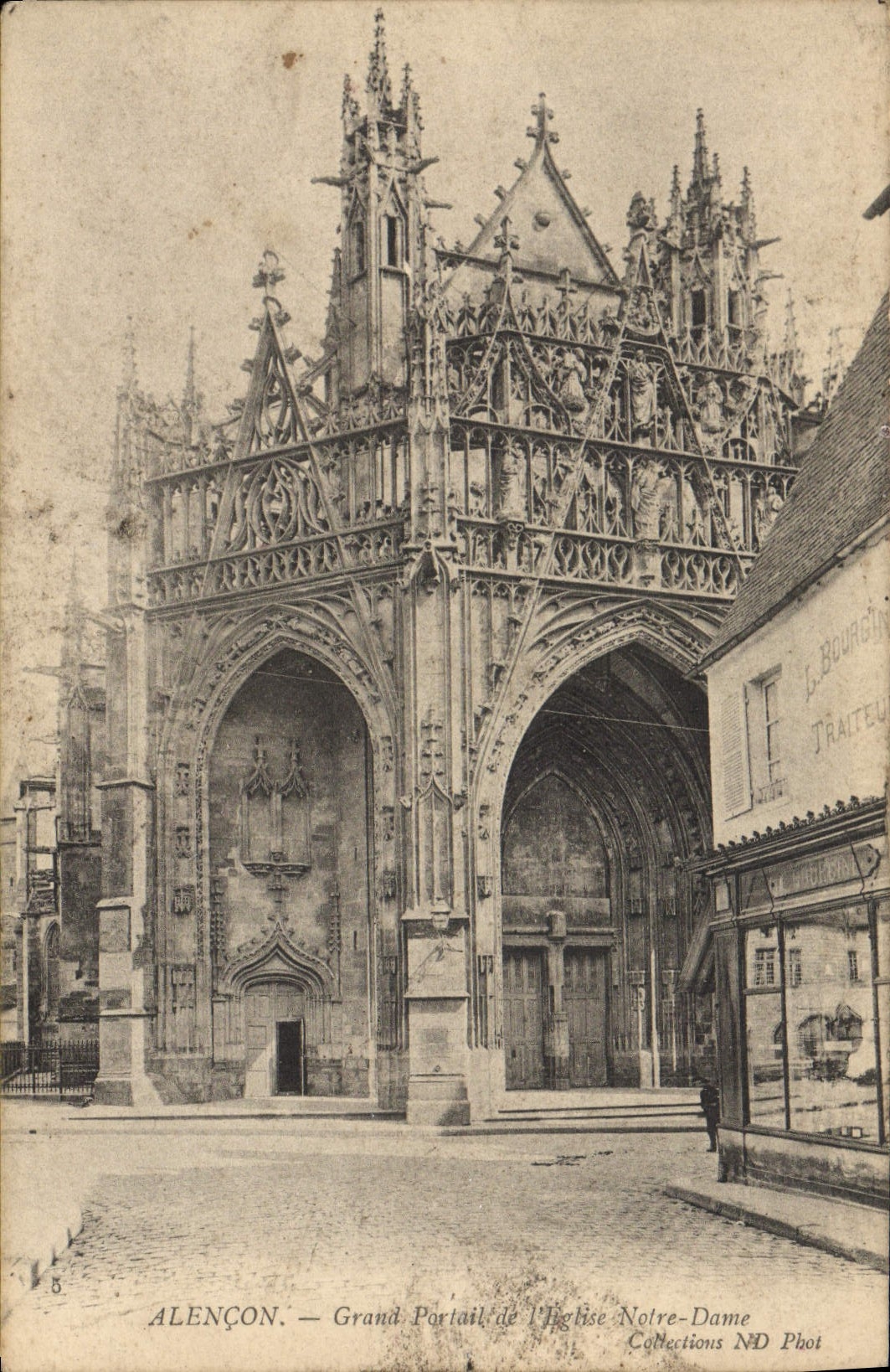 CPA Alencon Grand Portail de l'eglise Notre Dame