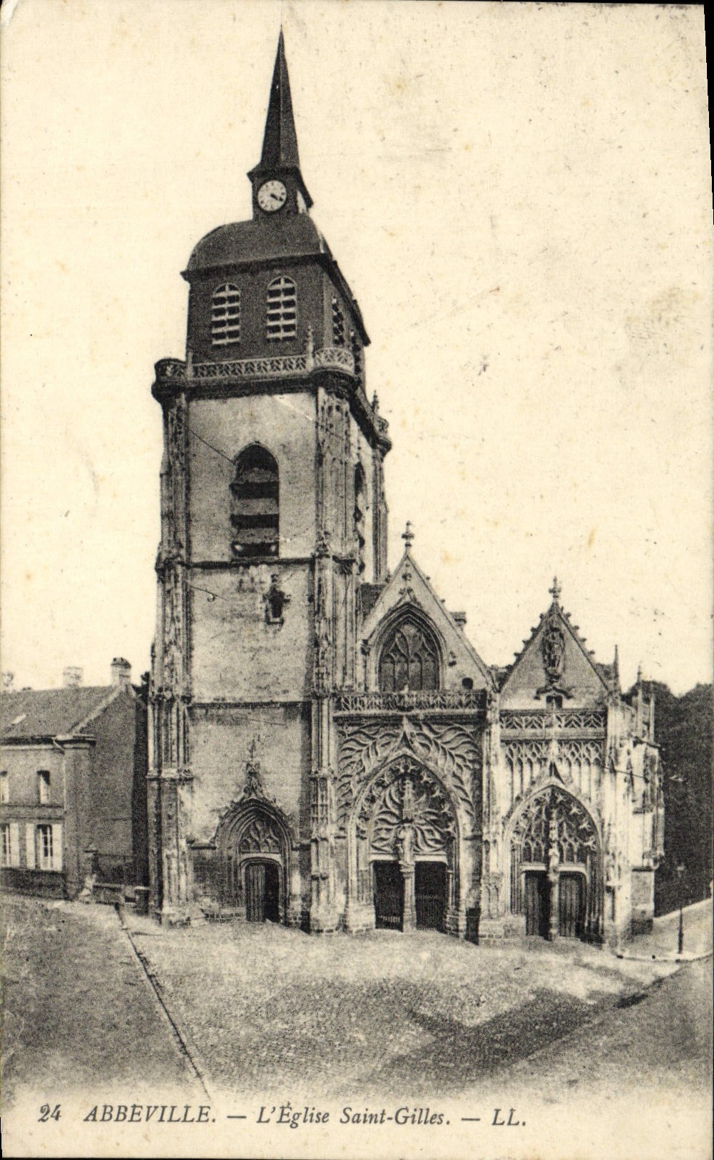 VINTAGE POSTCARD Abbeville the Church Holy Gilles