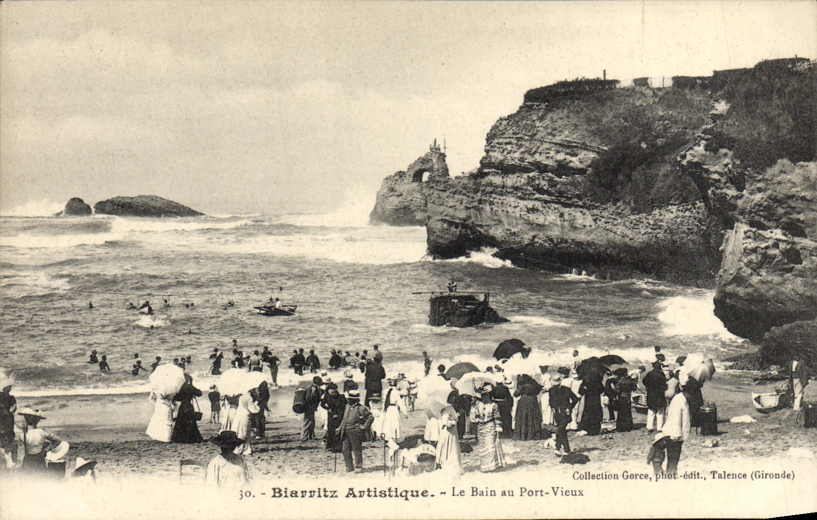 CPA Biarritz Artistique Le Bain Au Port Vieux