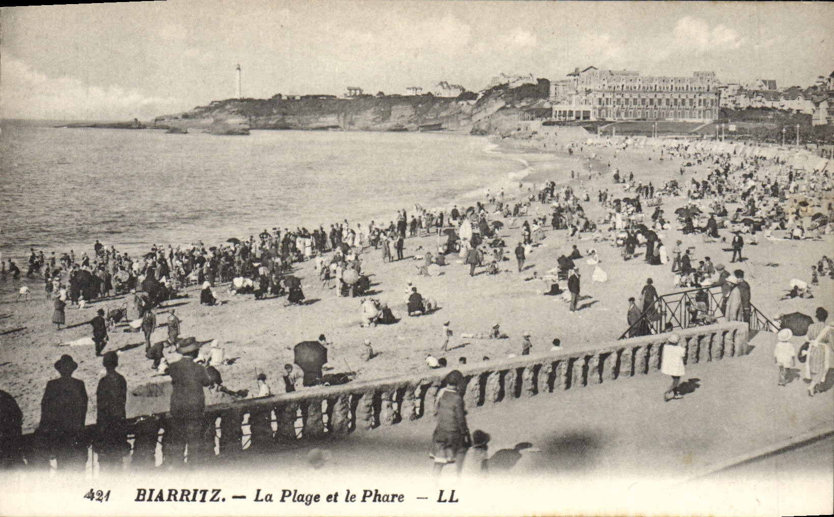CPA Biarritz La Plage Et Le Phare
