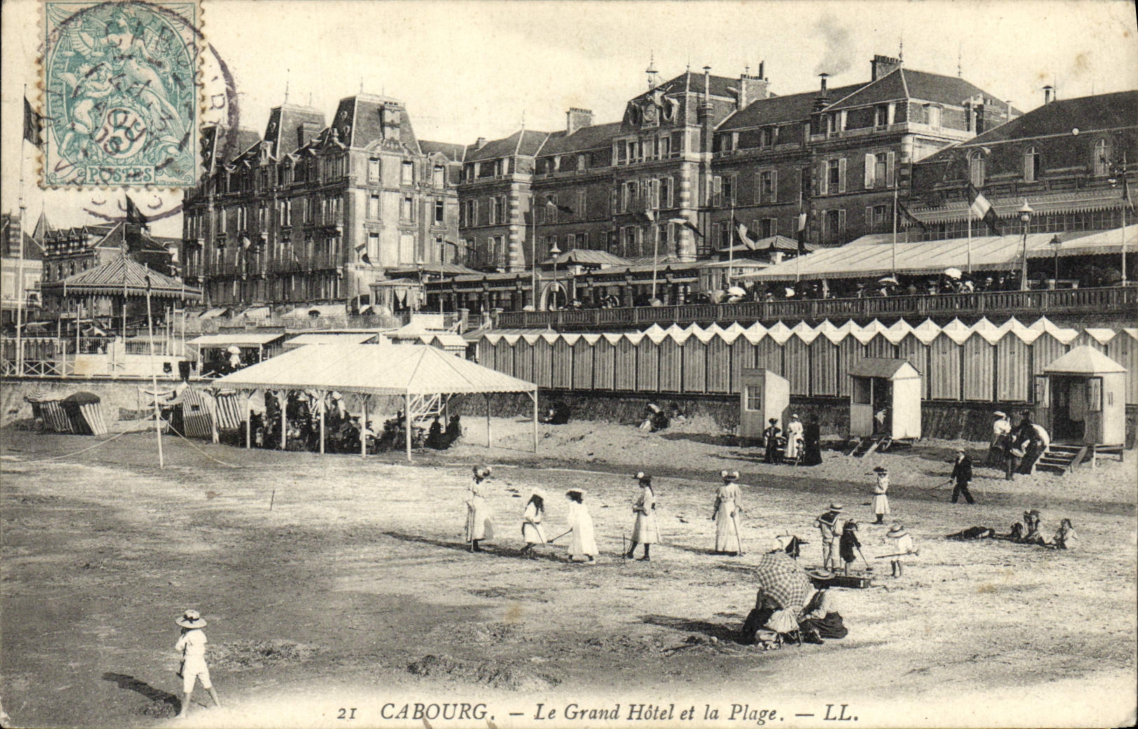 CPA Cabourg Le Grand Hotel Et La Plage