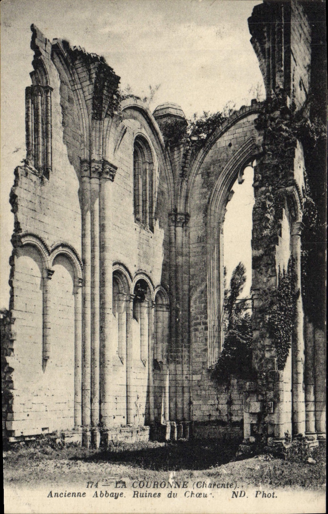 CPA La Couronne Ancienne abbaye Ruines du choeur 