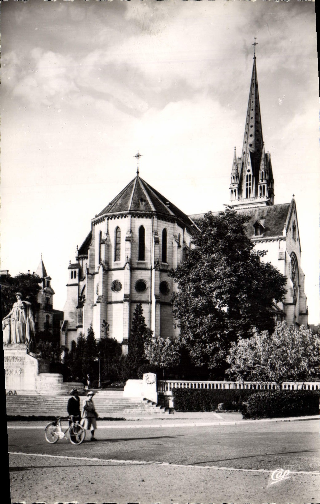 MODERN CARD Pau Church St Martin And War memorial