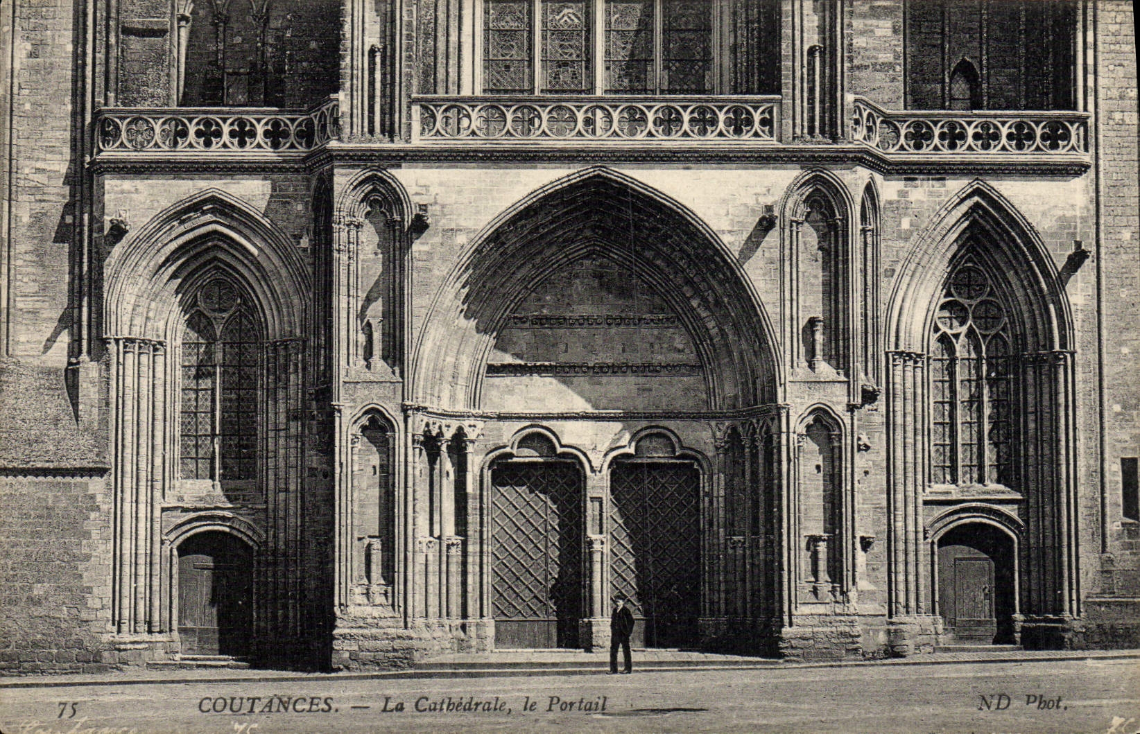 CPA Coutances La Cathedrale Le portail