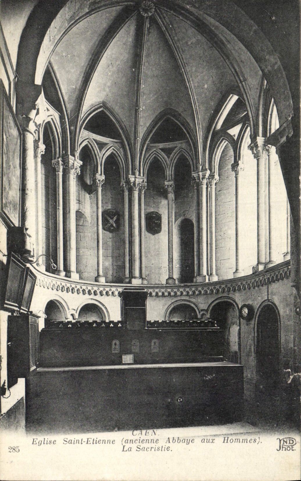CPA Caen Eglise Saint Etienne Ancienne abbaye aux hommes la sacristie
