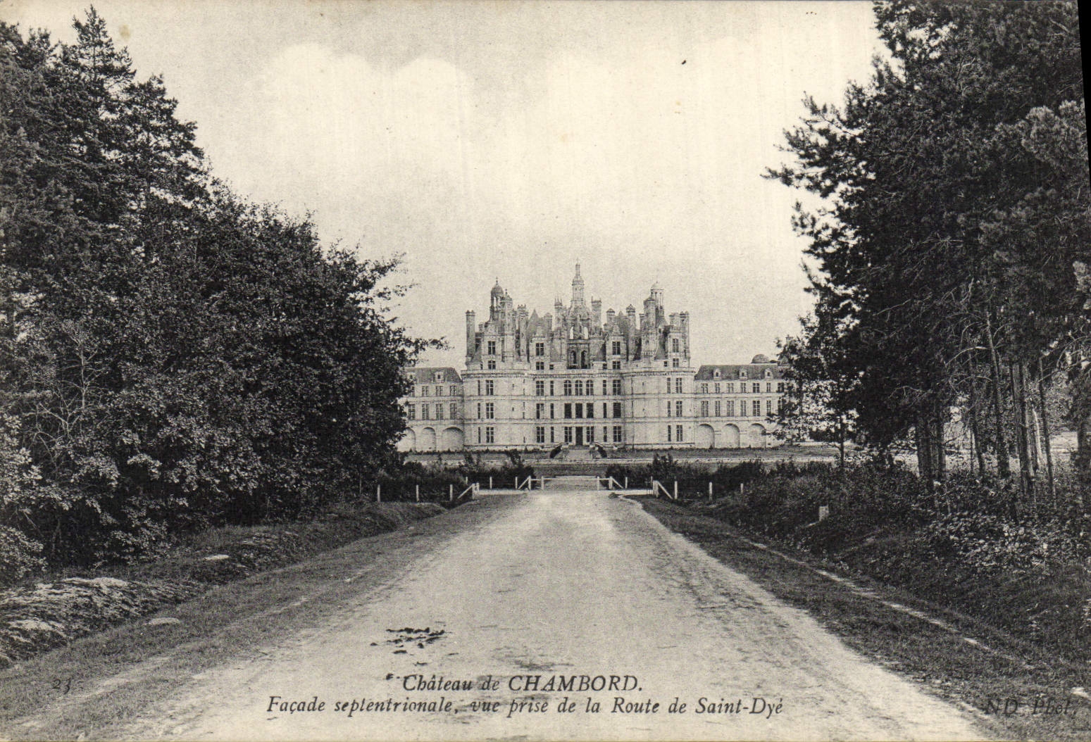 VINTAGE POSTCARD Castle of Chambord septentrional Frontage seen from of the road of Dye Saint