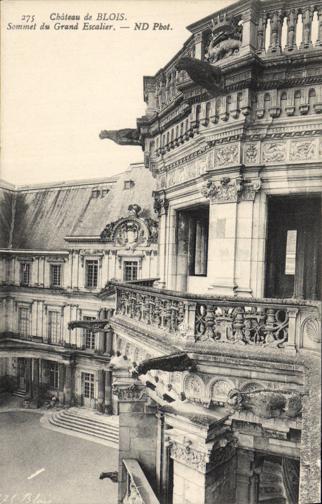 CPA Chateau de Blois Sommet du grand escalier