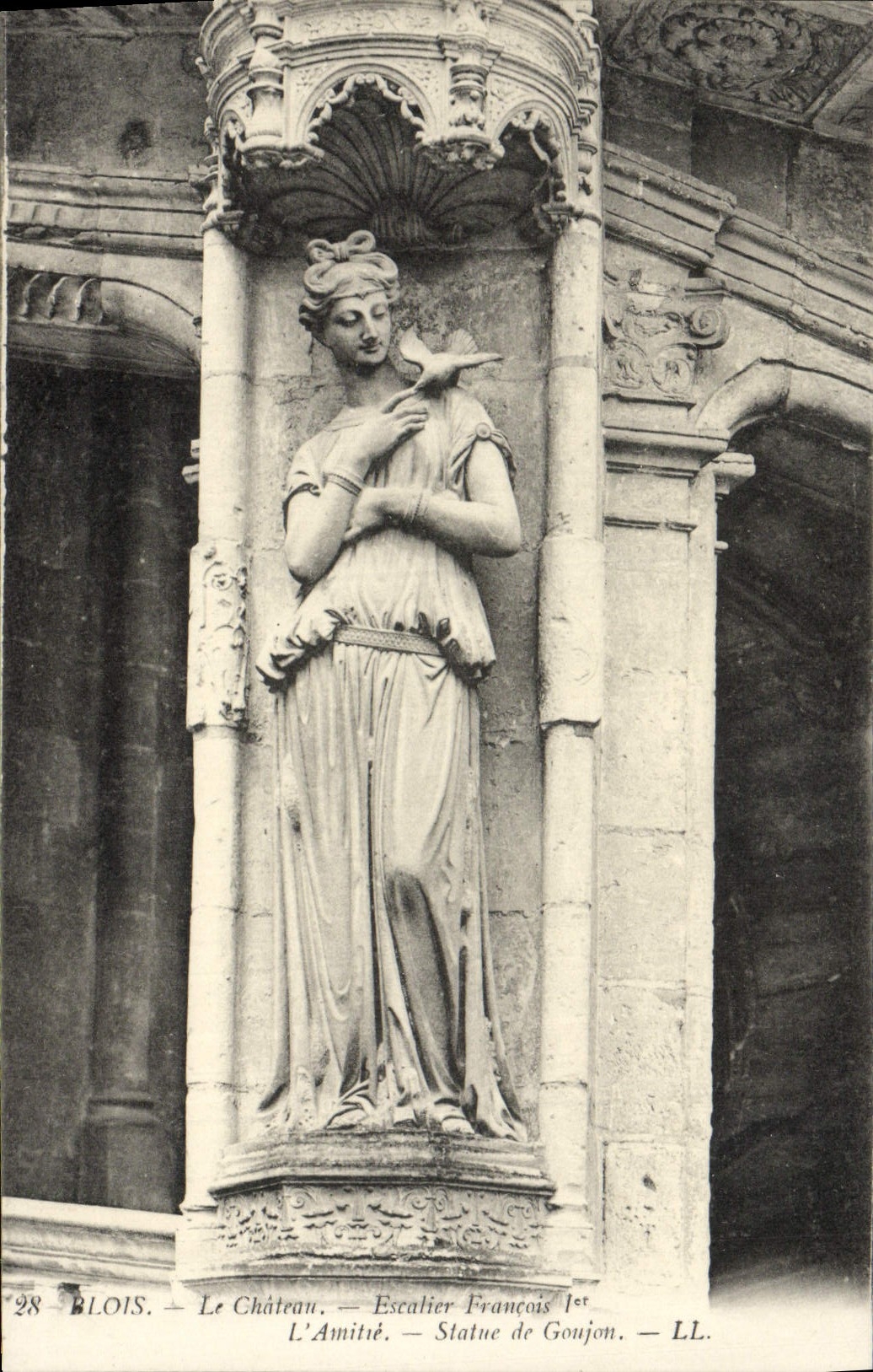 CPA Blois Le Chateau Escalier Francais 1er l'amitie Statue de Goujon 