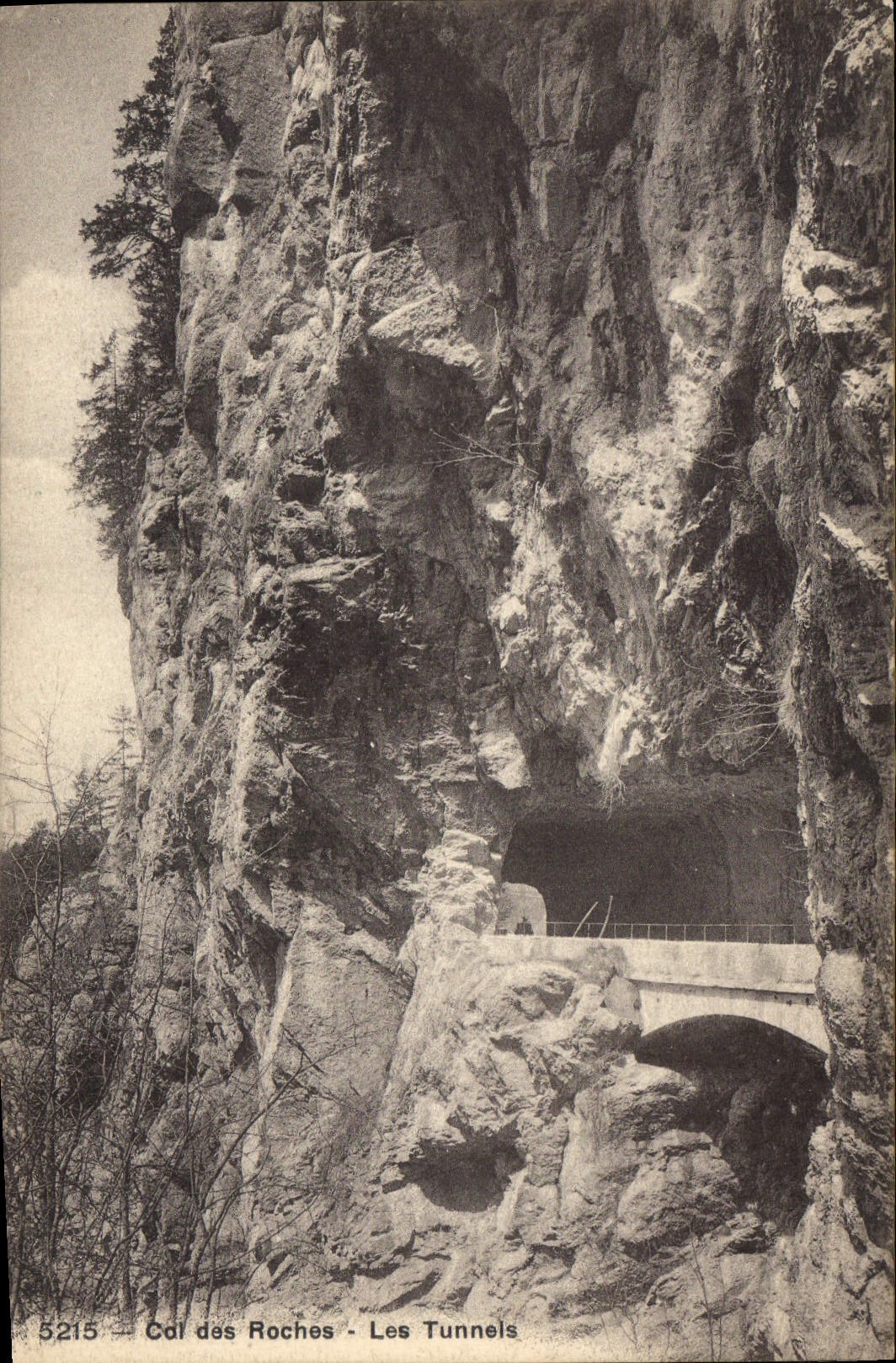 VINTAGE POSTCARD Collar of the Rocks Tunnels