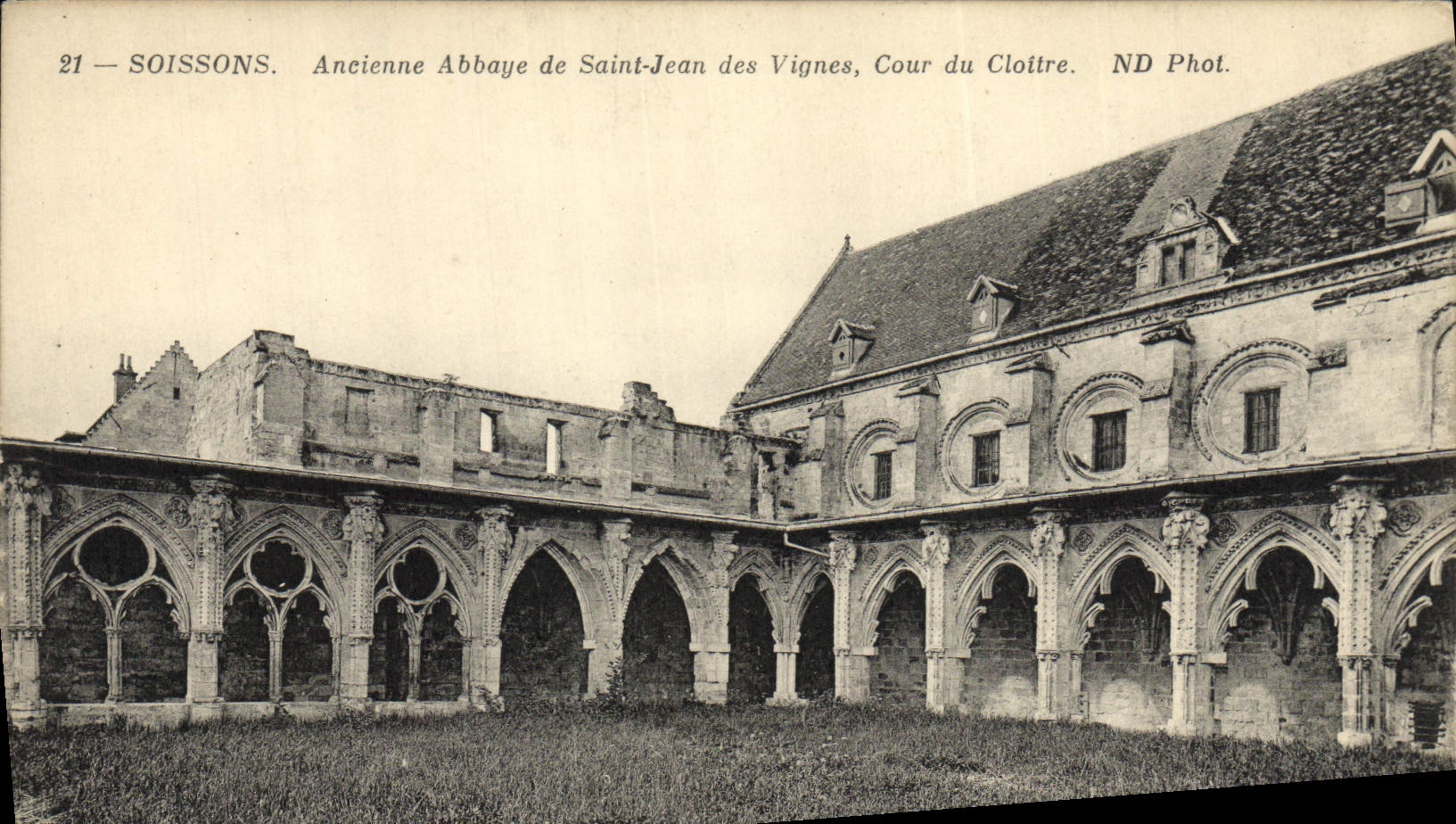 CPA Soissons Ancienne Abbaye de Saint Jean des Vignes Cour du Cloitre