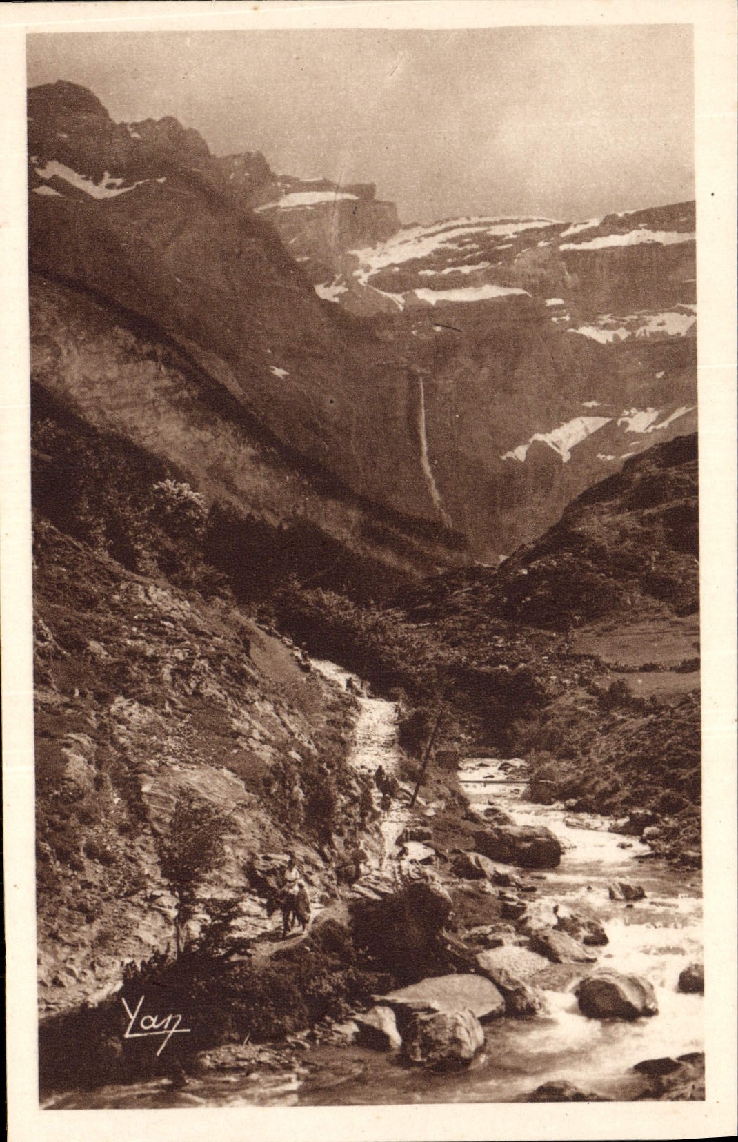 VINTAGE POSTCARD Gavarnie the path coaduisant with the Circus Skirts Gave