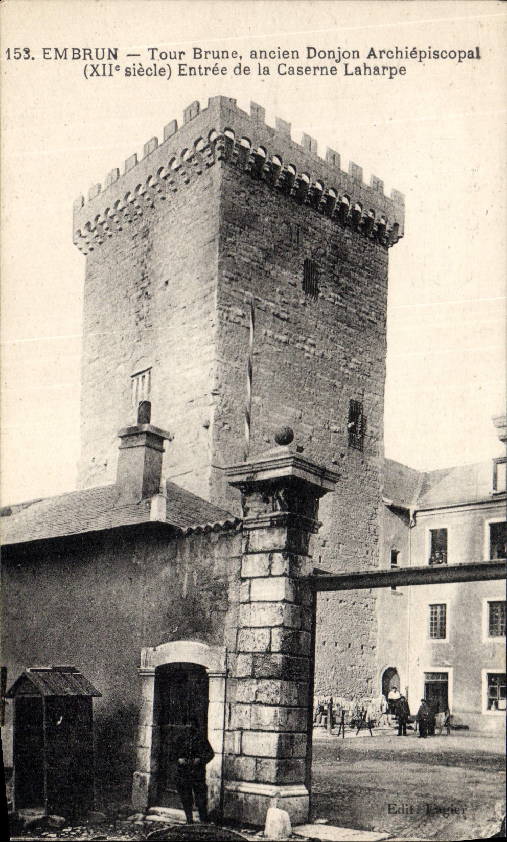 CPA Embrun Tour Brune Ancien Donjon Archiepiscopal Entree de la caserne Laharpe Militaria