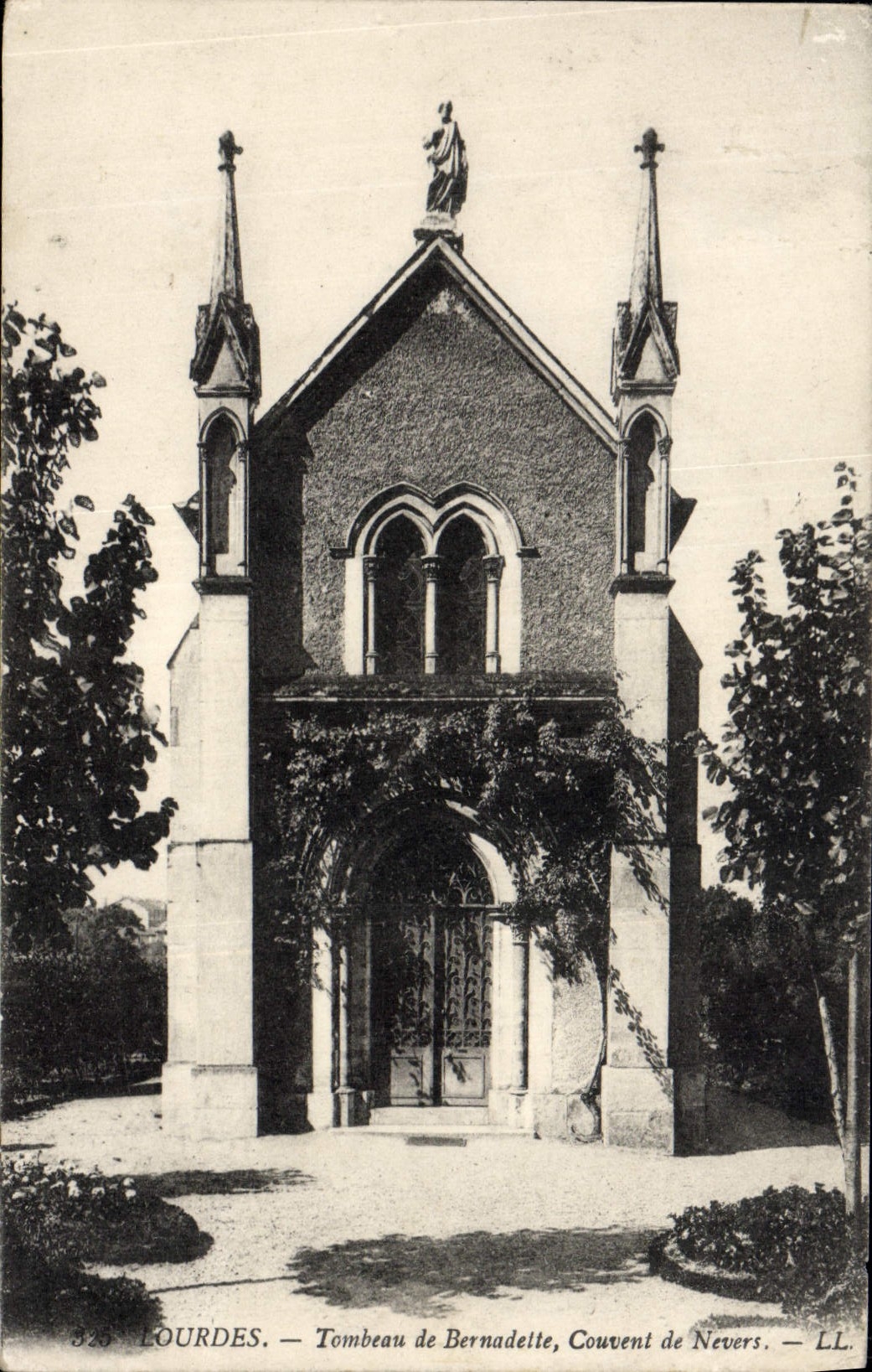 VINTAGE POSTCARD Lourdes Tomb of Bernadelle Broods of Nevers