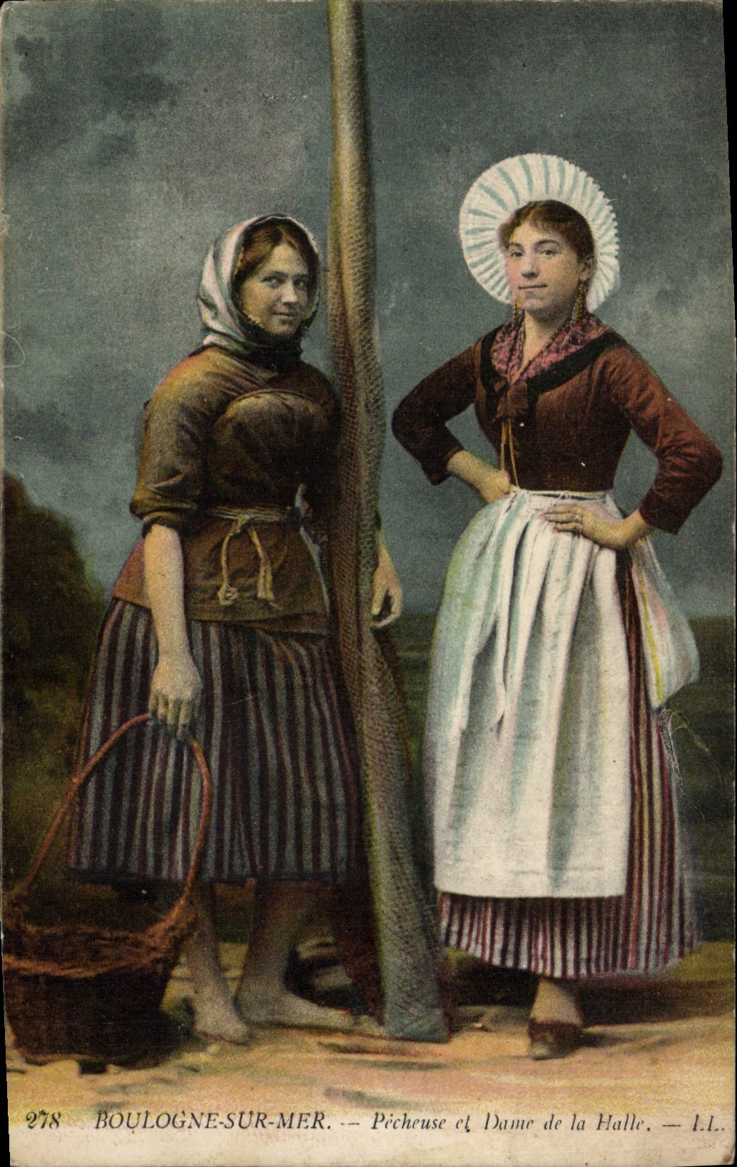 CPA Boulogne Sur Mer Pecheuse et Dame de la Halle Folklore