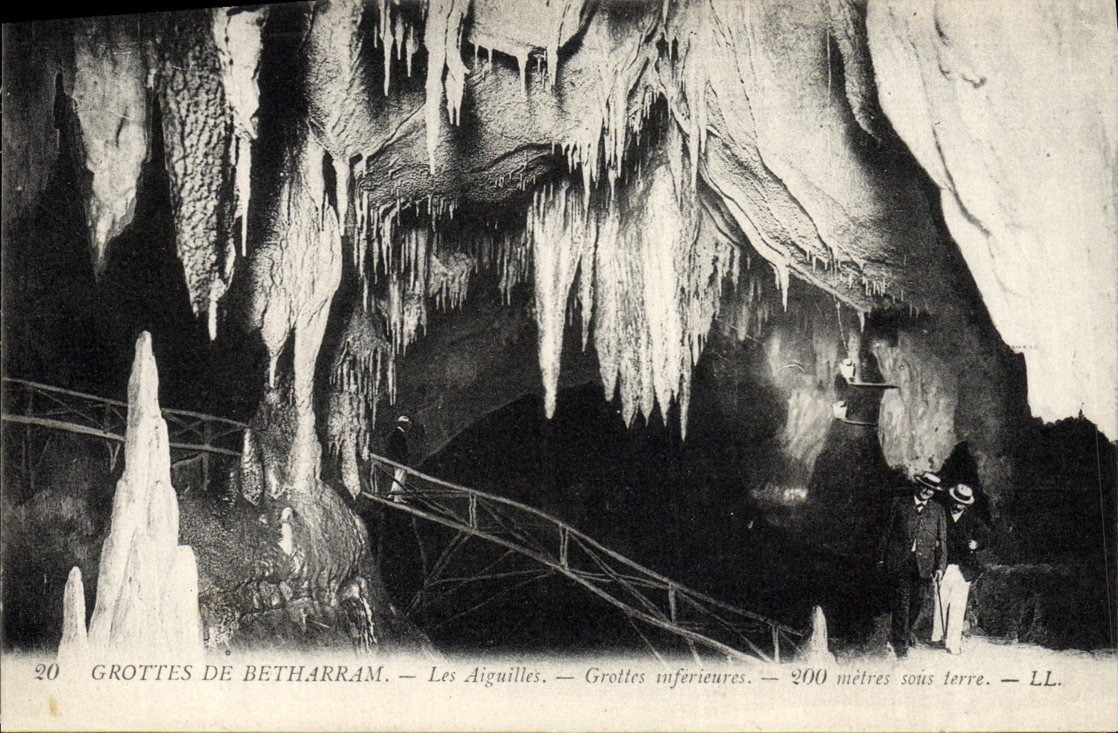VINTAGE POSTCARD the Caves De Betharram the needles lower Caves