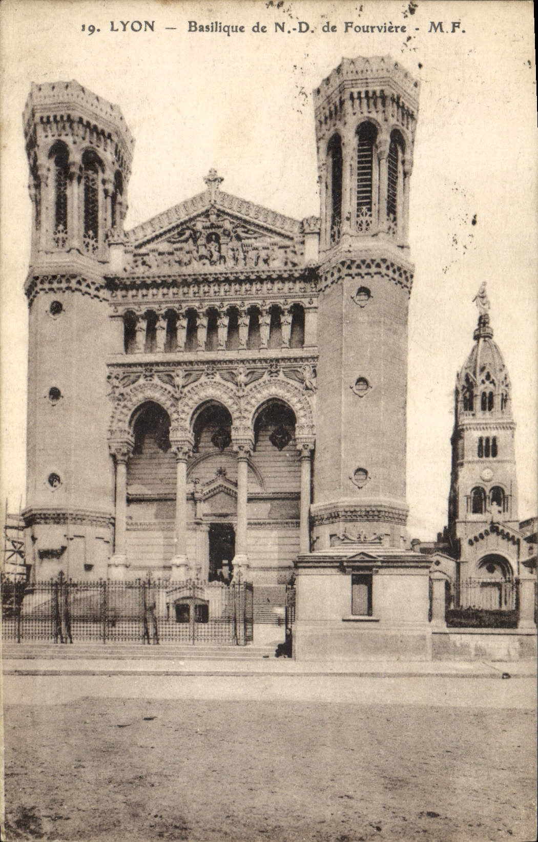 CPA Lyon Basilique de Notre Dame De Fourviere