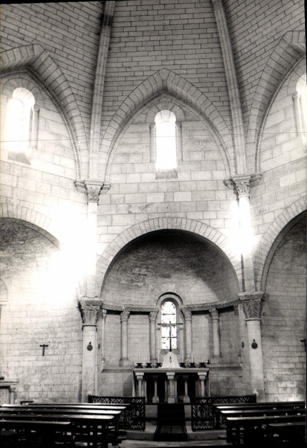 CPM Eglise St Michel D'Entraignes Absidiale de Choeur