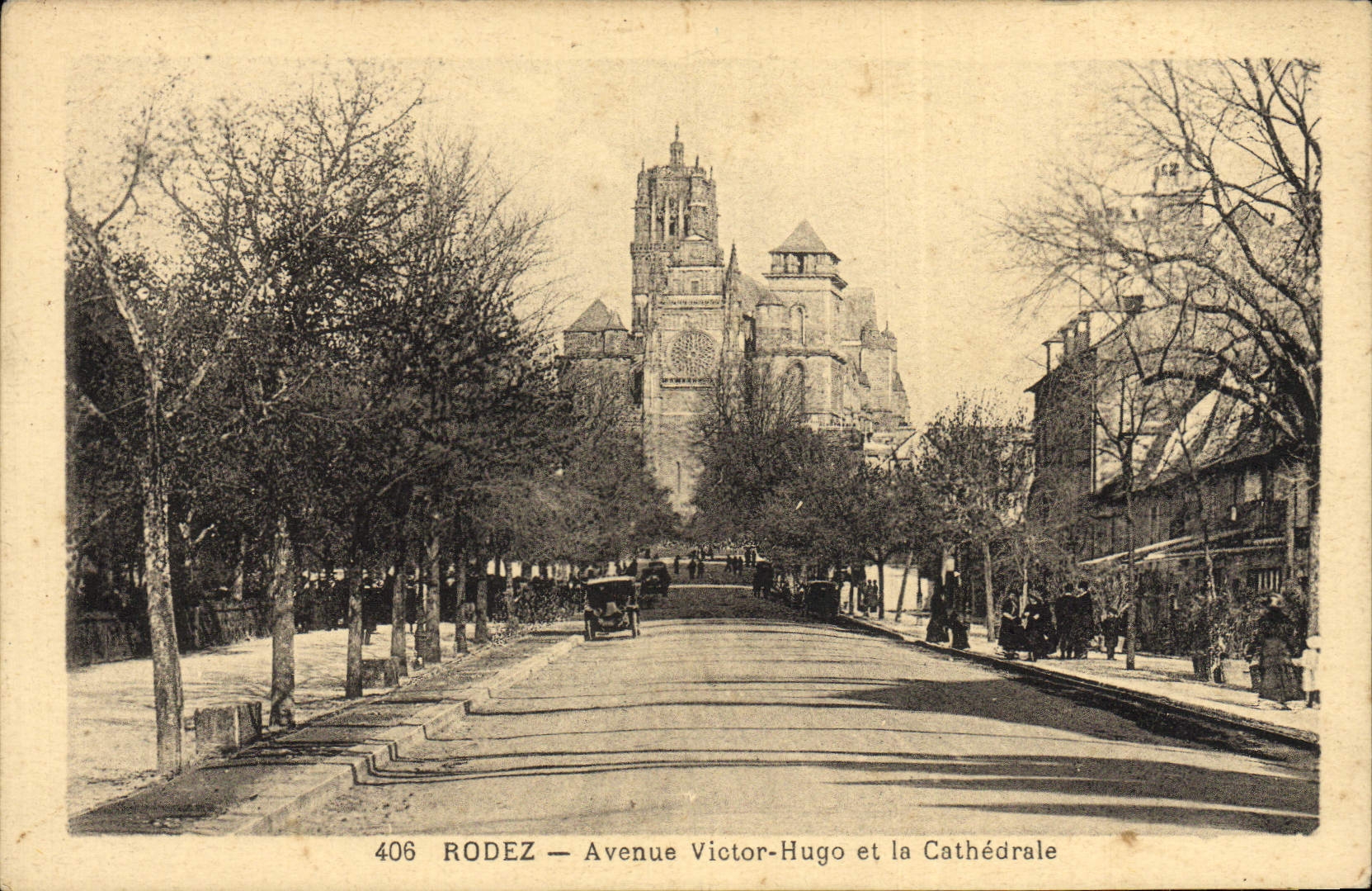CPA Rodez Avenue Victor Hugo et le Cathedrale
