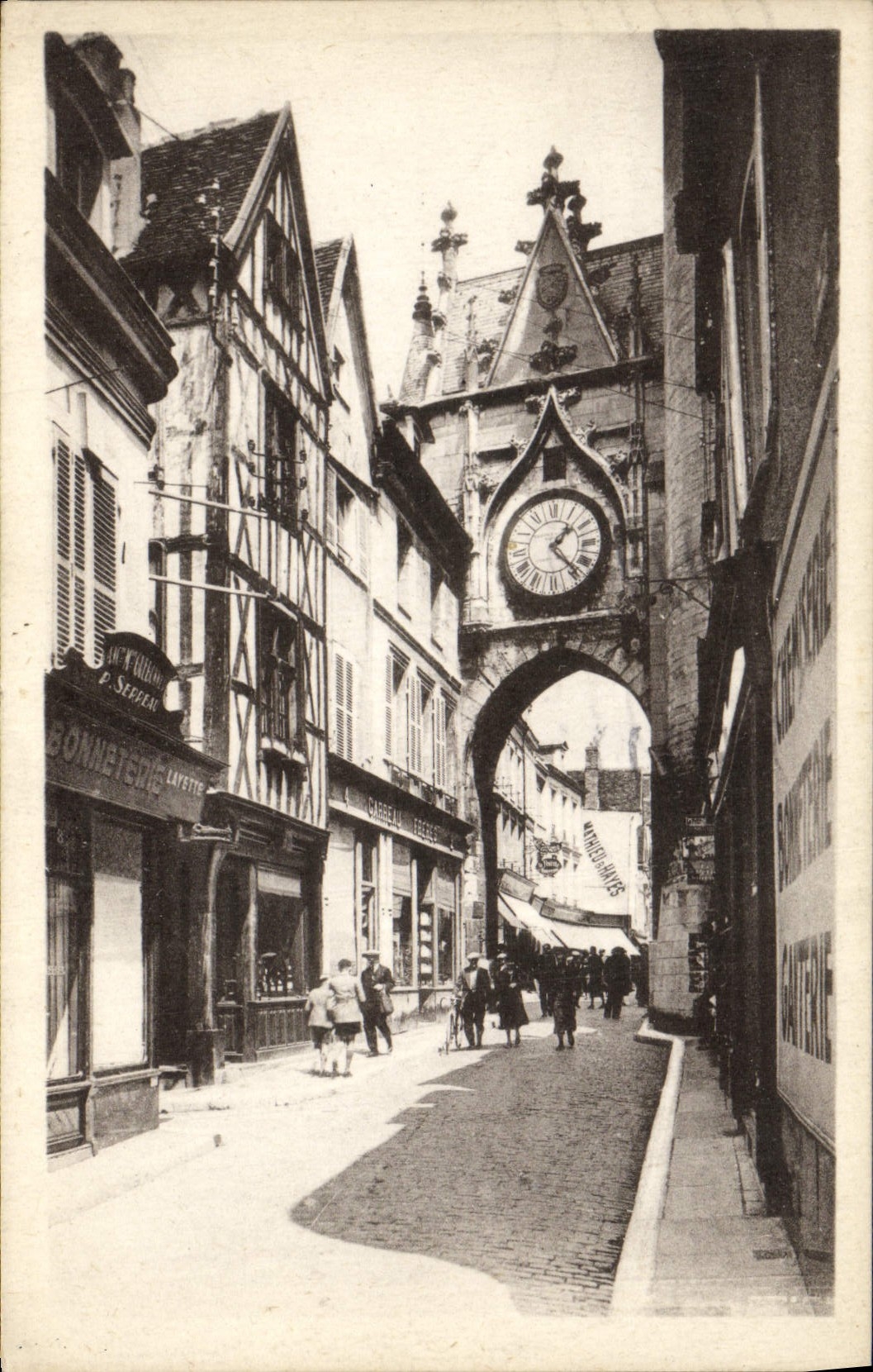 CPA Auxerre Porte de L'Horloge et Maison du 15eme
