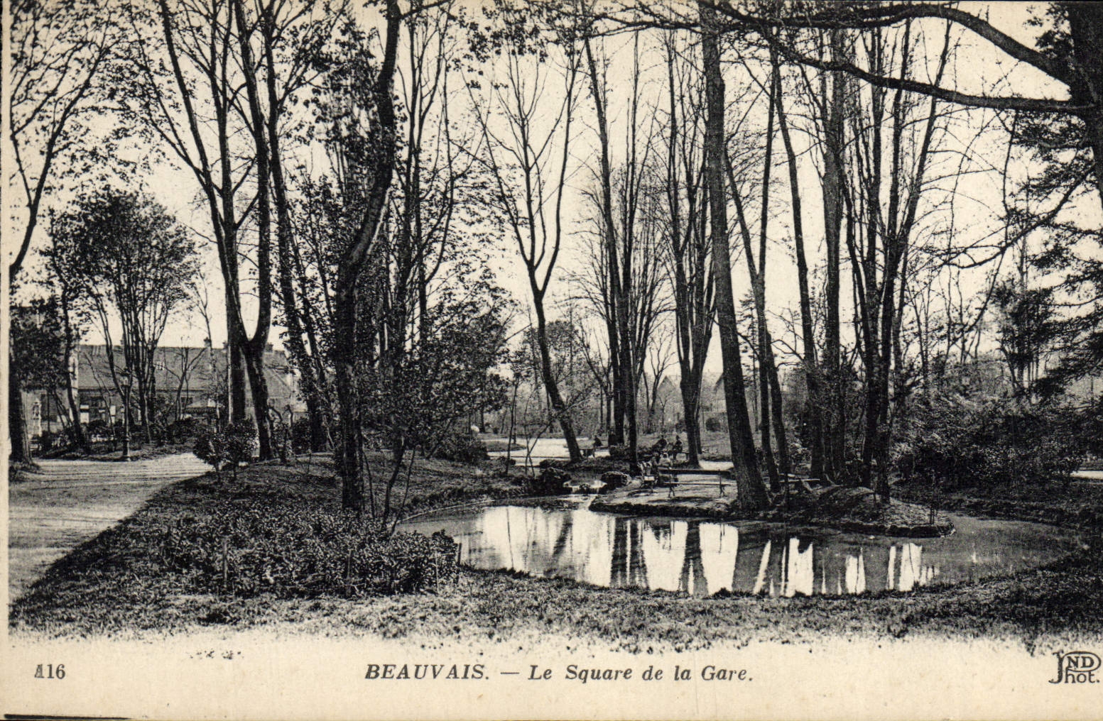 CPA Beauvais Le Square de la Gare