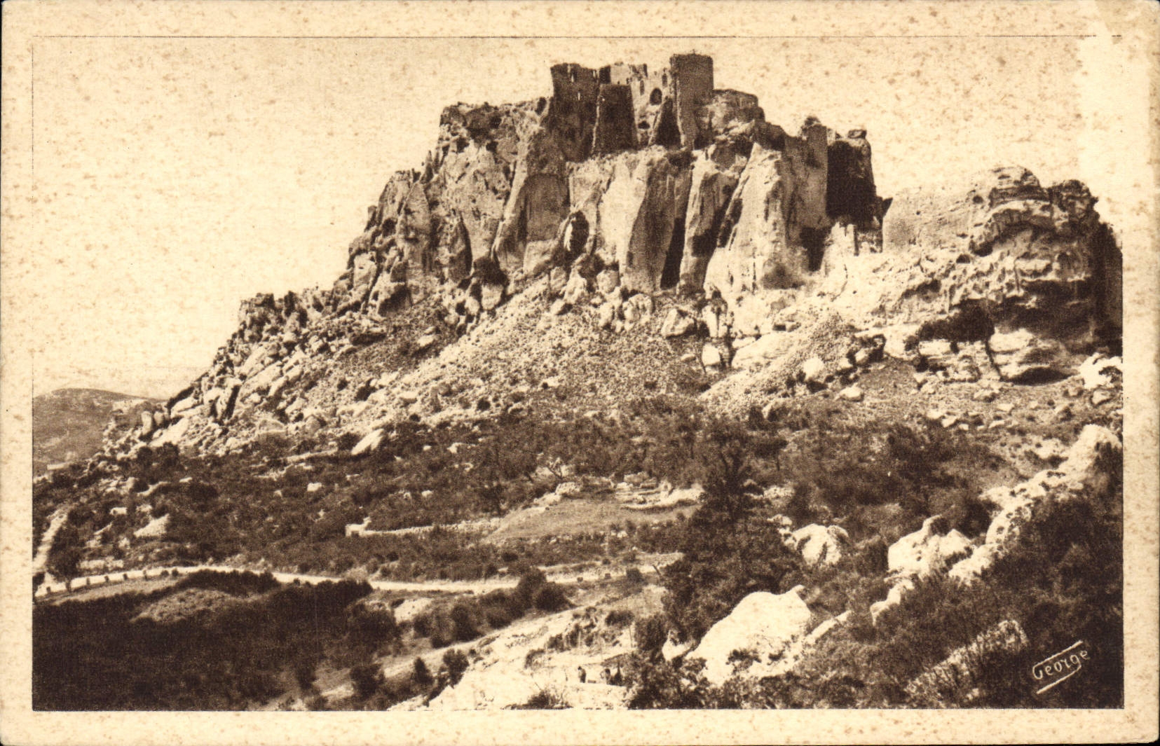 CPA Les Baux Cote oriental et nord des ruines du Chateau feodal