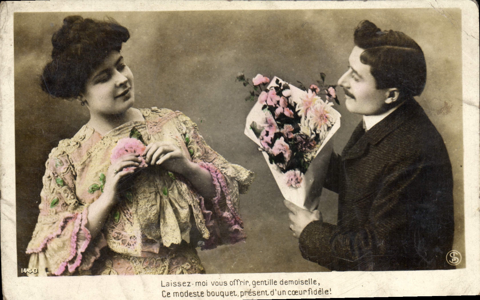 VINTAGE POSTCARD Fantaisie Woman receiving from the flowers Couples