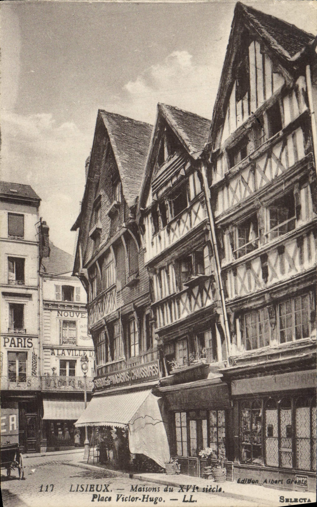 CPA Lisieux Maisons Du 16eme Place Victor Hugo